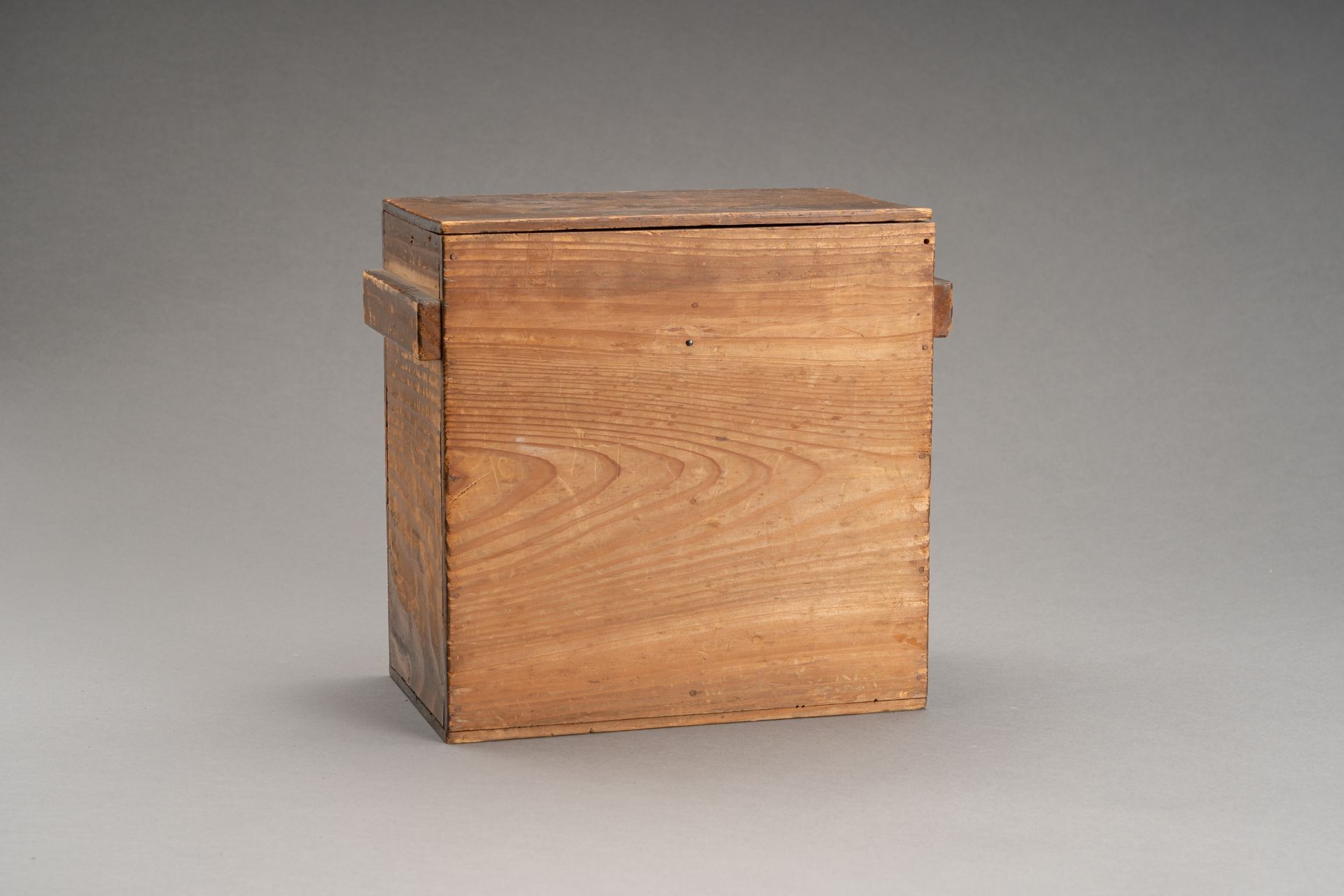 A WOODEN CHEST WITH DRAWERS AND A COPPER SAKE WARMER 'KANDOUKO', 19th CENTURY - Bild 25 aus 28