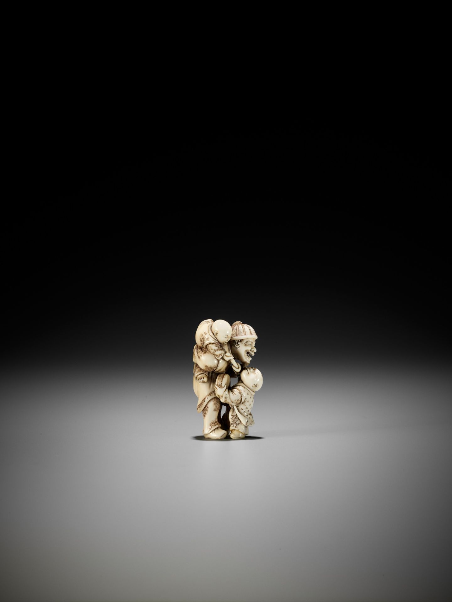 HIDEMASA: AN IVORY NETSUKE OF A DUTCHMAN WITH CHILDREN - Image 8 of 10