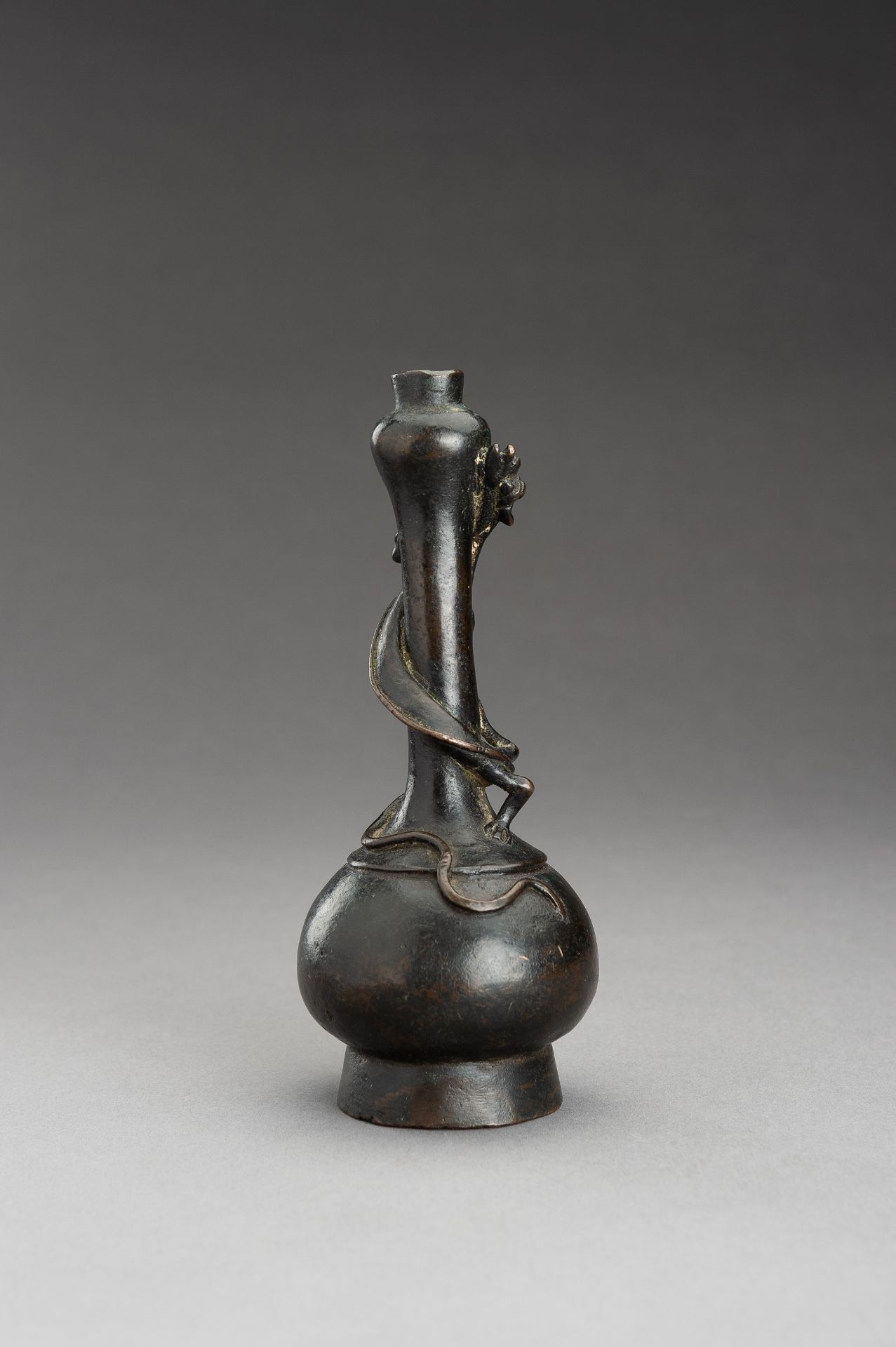 A BRONZE CHILONG BOTTLE VASE, 17TH CENTURY - Bild 5 aus 10