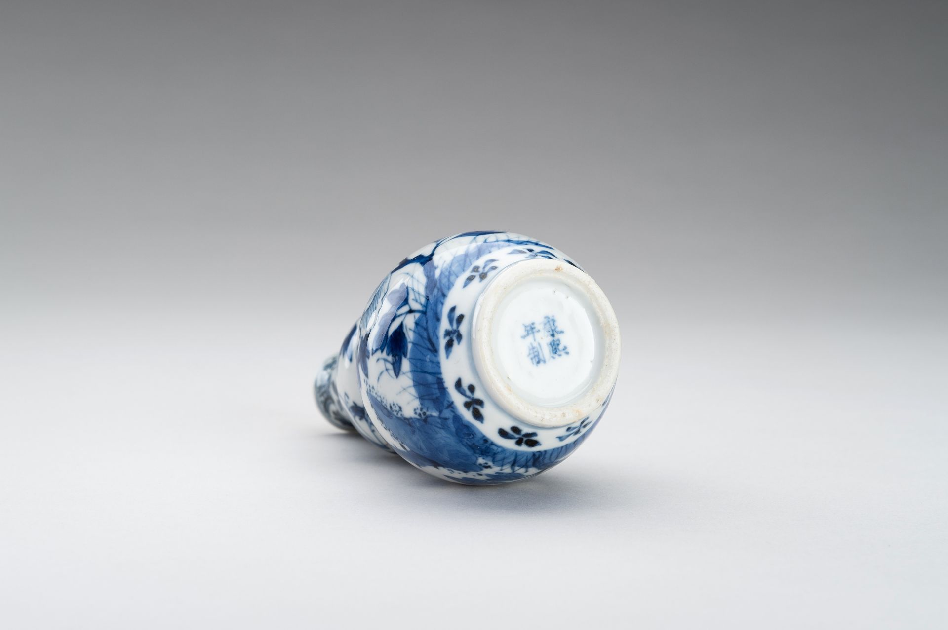 A BLUE AND WHITE DOUBLE GOURD PORCELAIN VASE, 1900s - Image 10 of 11