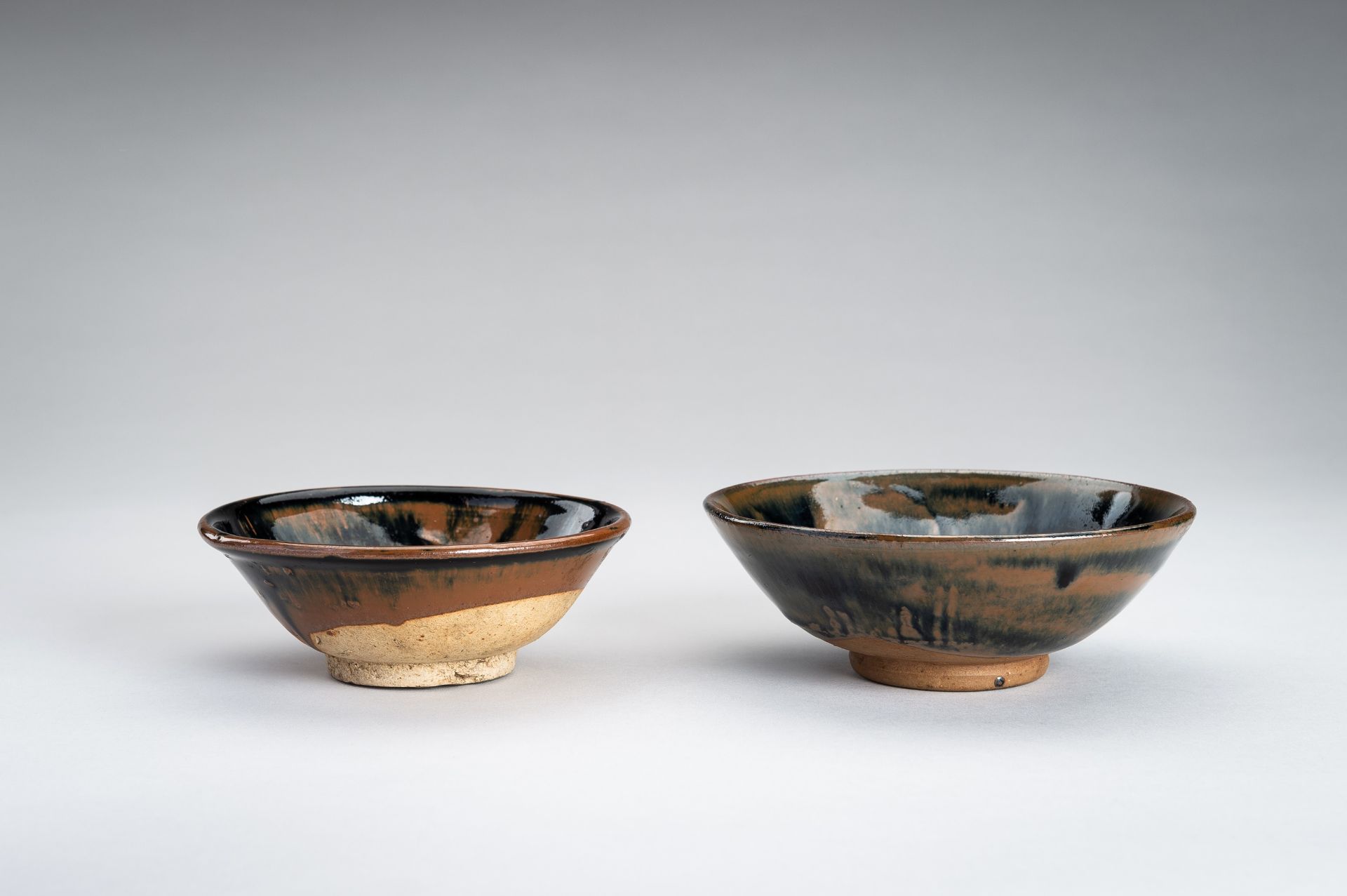A LOT WITH TWO SONG STYLE BLACK AND BROWN GLAZED BOWLS - Bild 8 aus 13