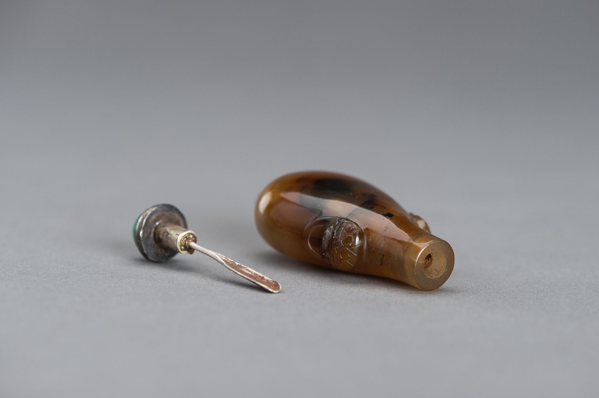 AN AGATE SNUFF BOTTLE - Image 11 of 12