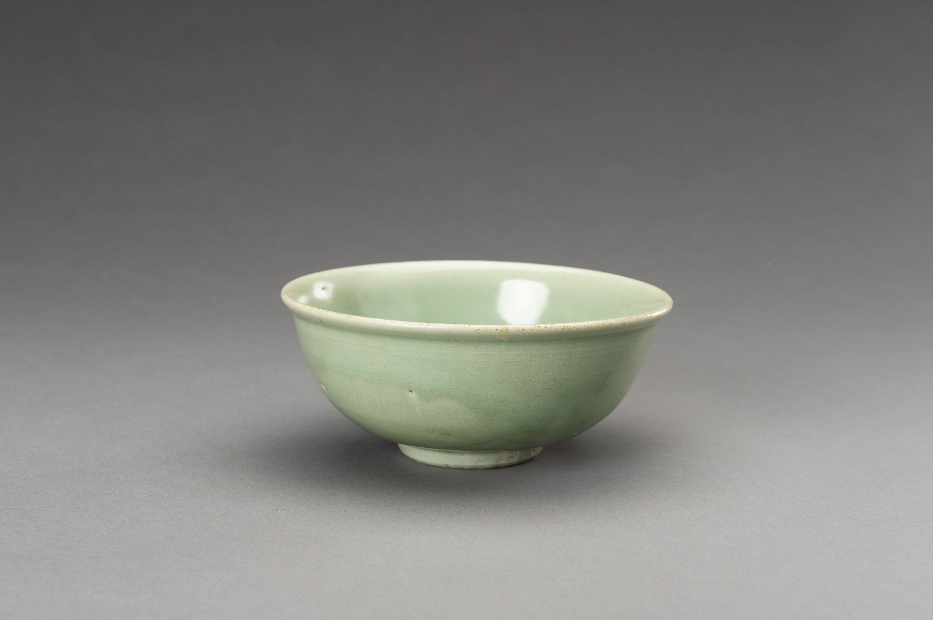 A MING STYLE LONGQUAN CELADON PORCELAIN BOWL - Image 3 of 15