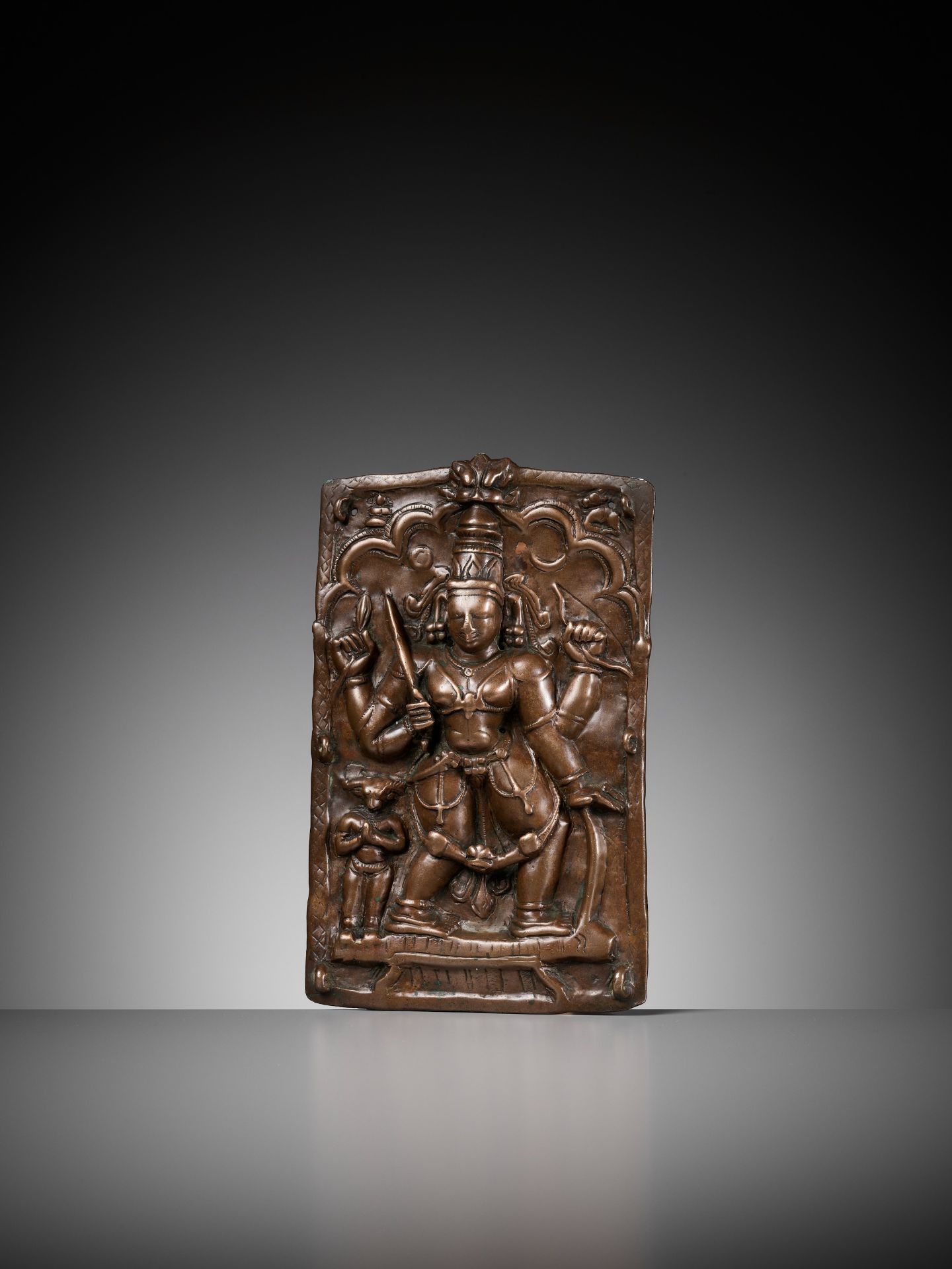 A CEREMONIAL COPPER SHIELD DEPICTING VIRABHADRA, 17TH-18TH CENTURY - Bild 3 aus 9
