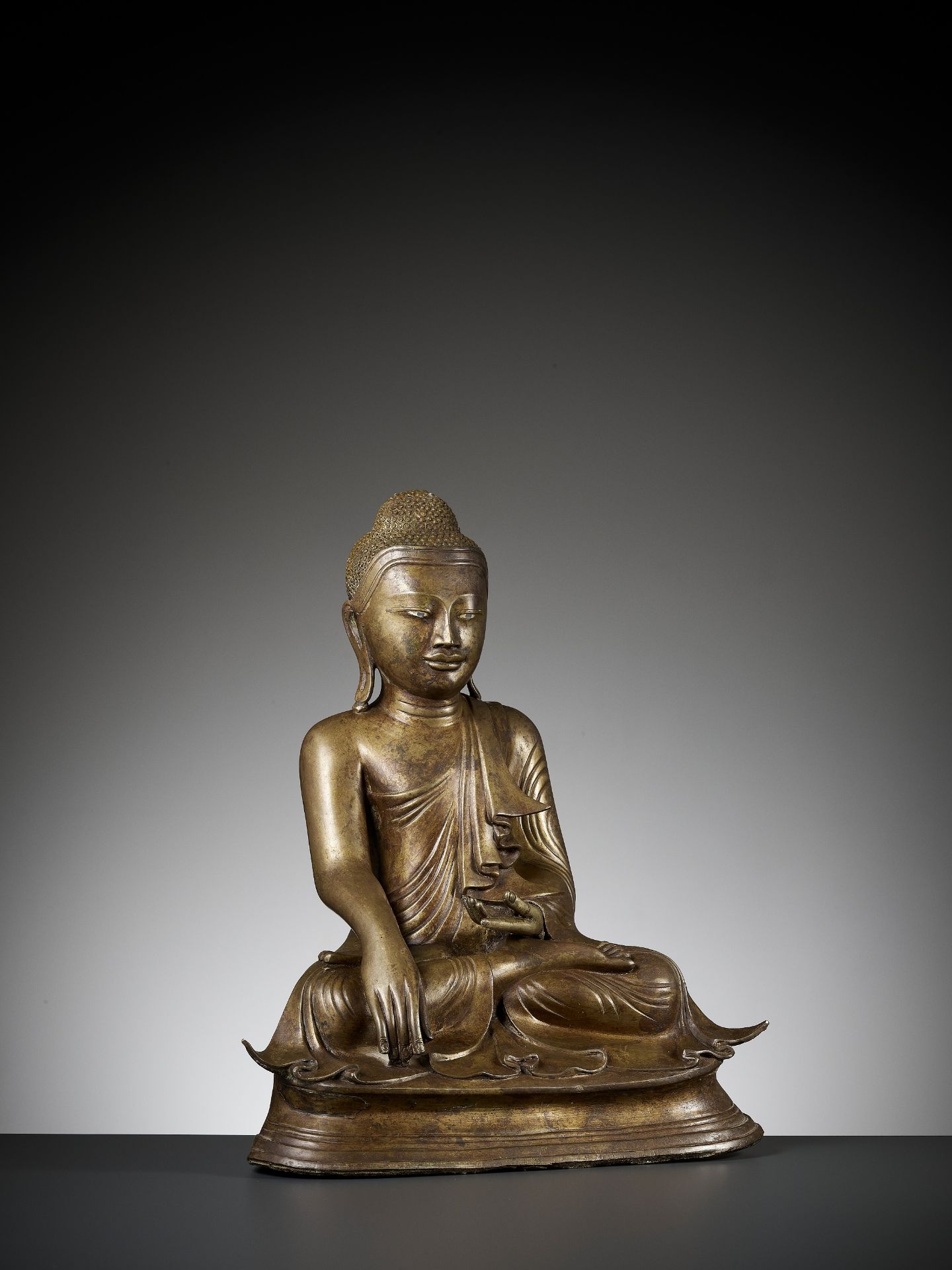 A LARGE BRONZE OF BUDDHA, SHAN STATE - Bild 9 aus 12
