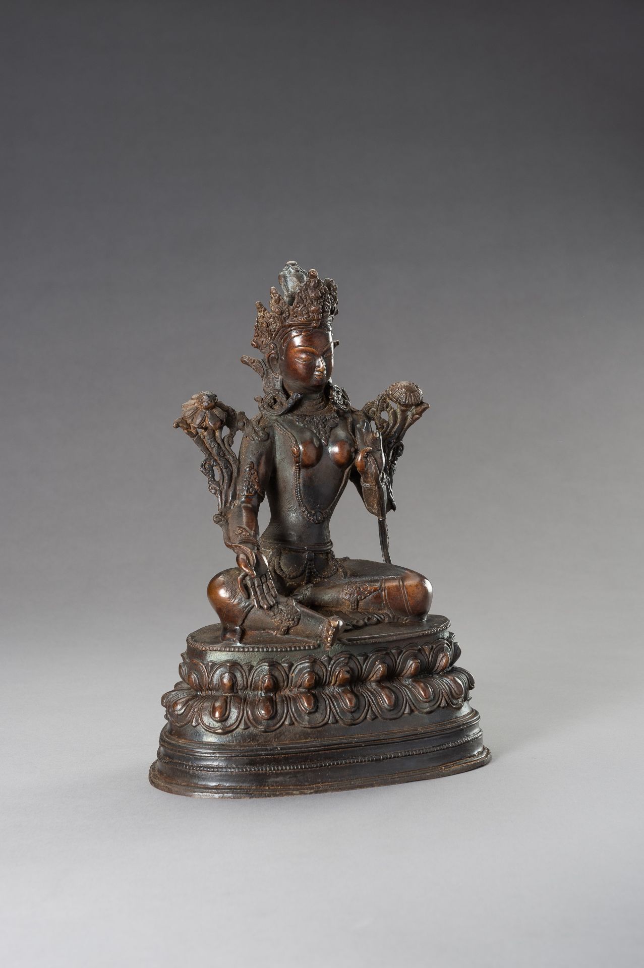 A BRONZE FIGURE OF TARA, 1900s - Bild 5 aus 9