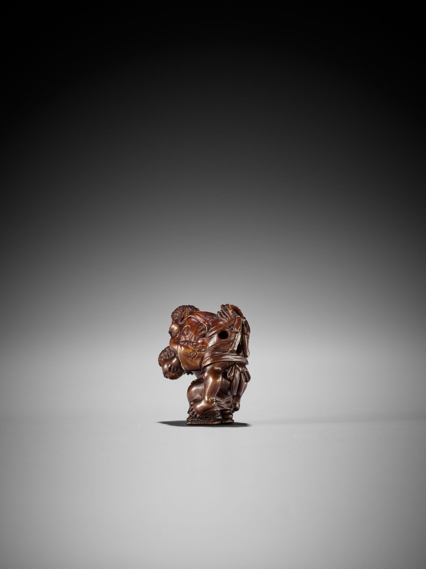 SEIHO: A FINE STAINED BOXWOOD NETSUKE OF CHILDREN AT PLAY - Image 6 of 11