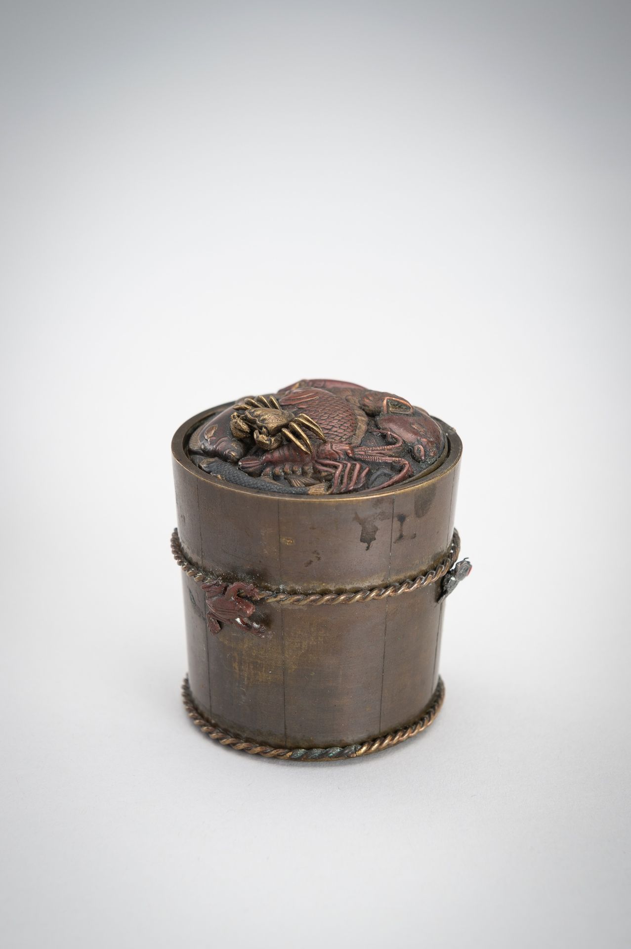 A FINE BRONZE DISH AND A MIXED METAL INKWELL WITH UNDERWATER DECOR, MEIJI - Image 11 of 18