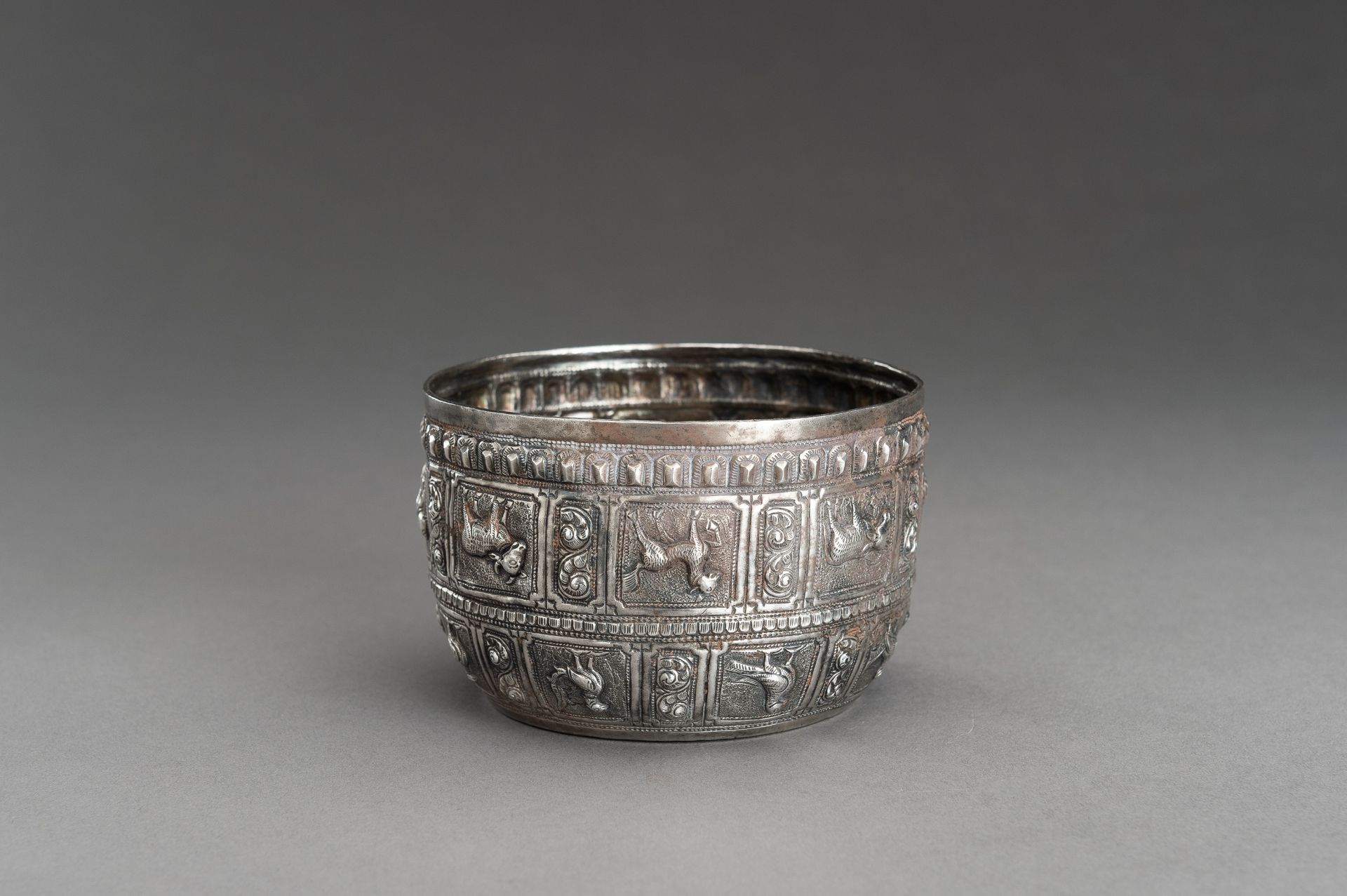 AN EMBOSSED SILVER BOWL WITH ANIMAL RELIEF - Bild 9 aus 12