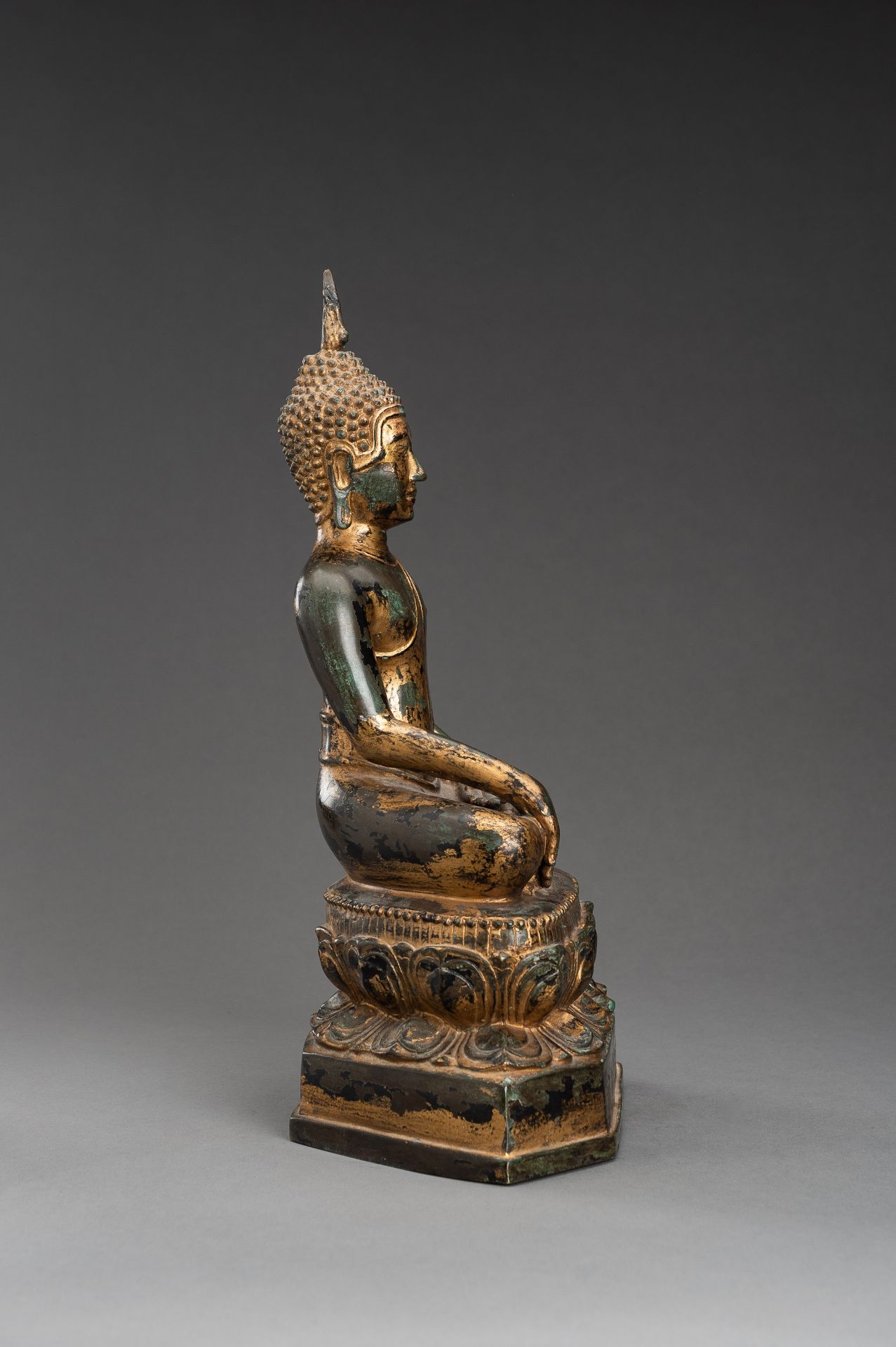 A LARGE GOLD LACQUERED BRONZE FIGURE OF BUDDHA - Image 7 of 10