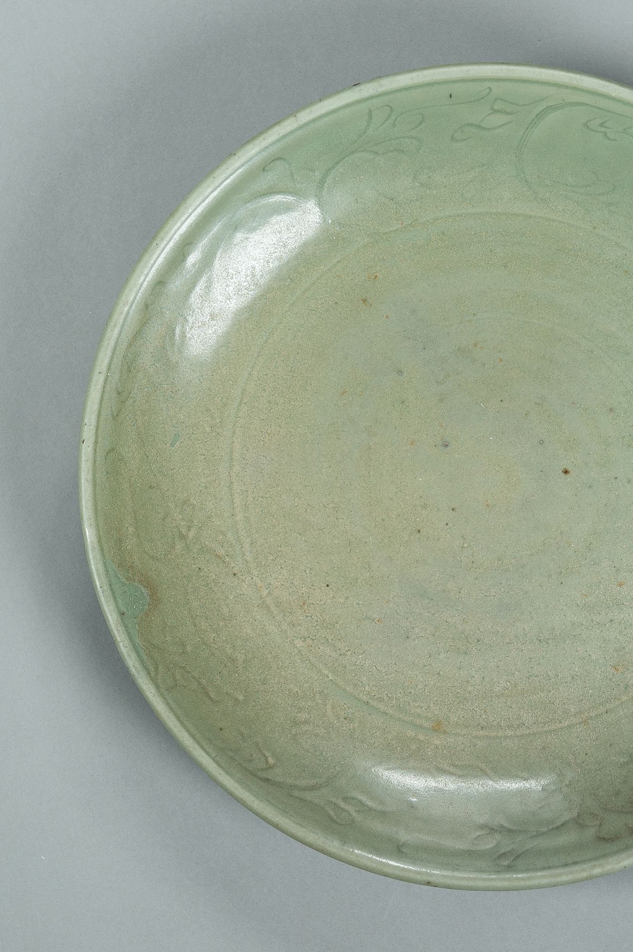 A MASSIVE LONGQUAN CELADON GLAZED PORCELAIN CHARGER, MING DYNASTY - Image 3 of 11