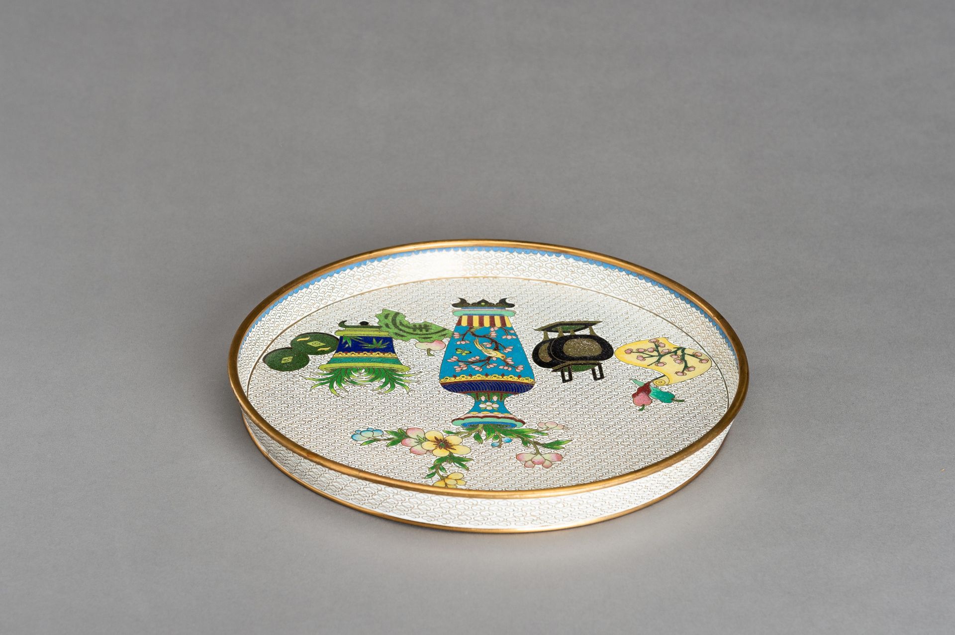 A GILT-BRONZE CLOISONNE ENAMEL 'HUNDRED ANTIQUES' DISH - Bild 8 aus 10