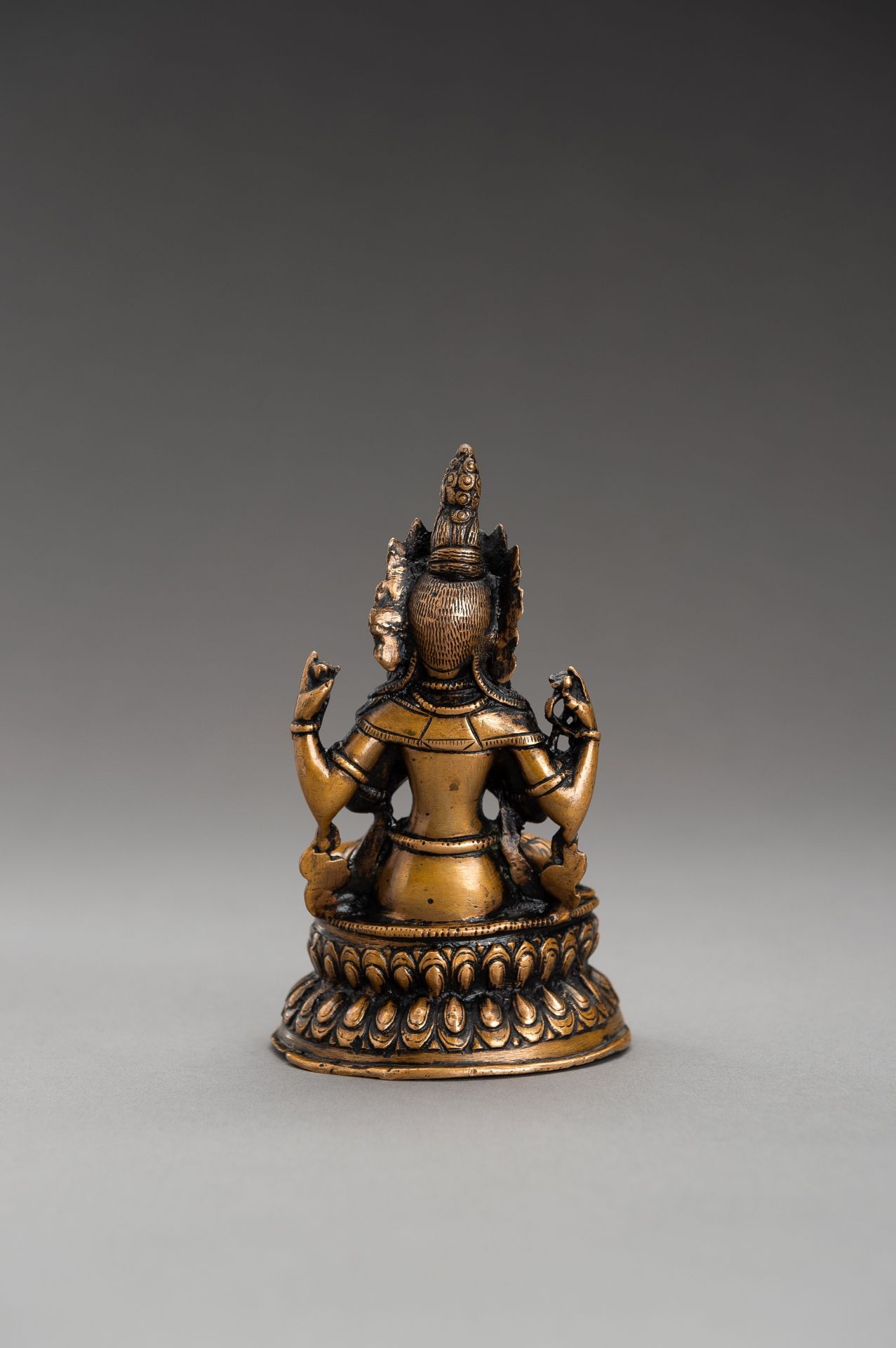 A SILVER INLAID BRONZE FIGURE OF AVALOKITESHVARA - Bild 8 aus 9