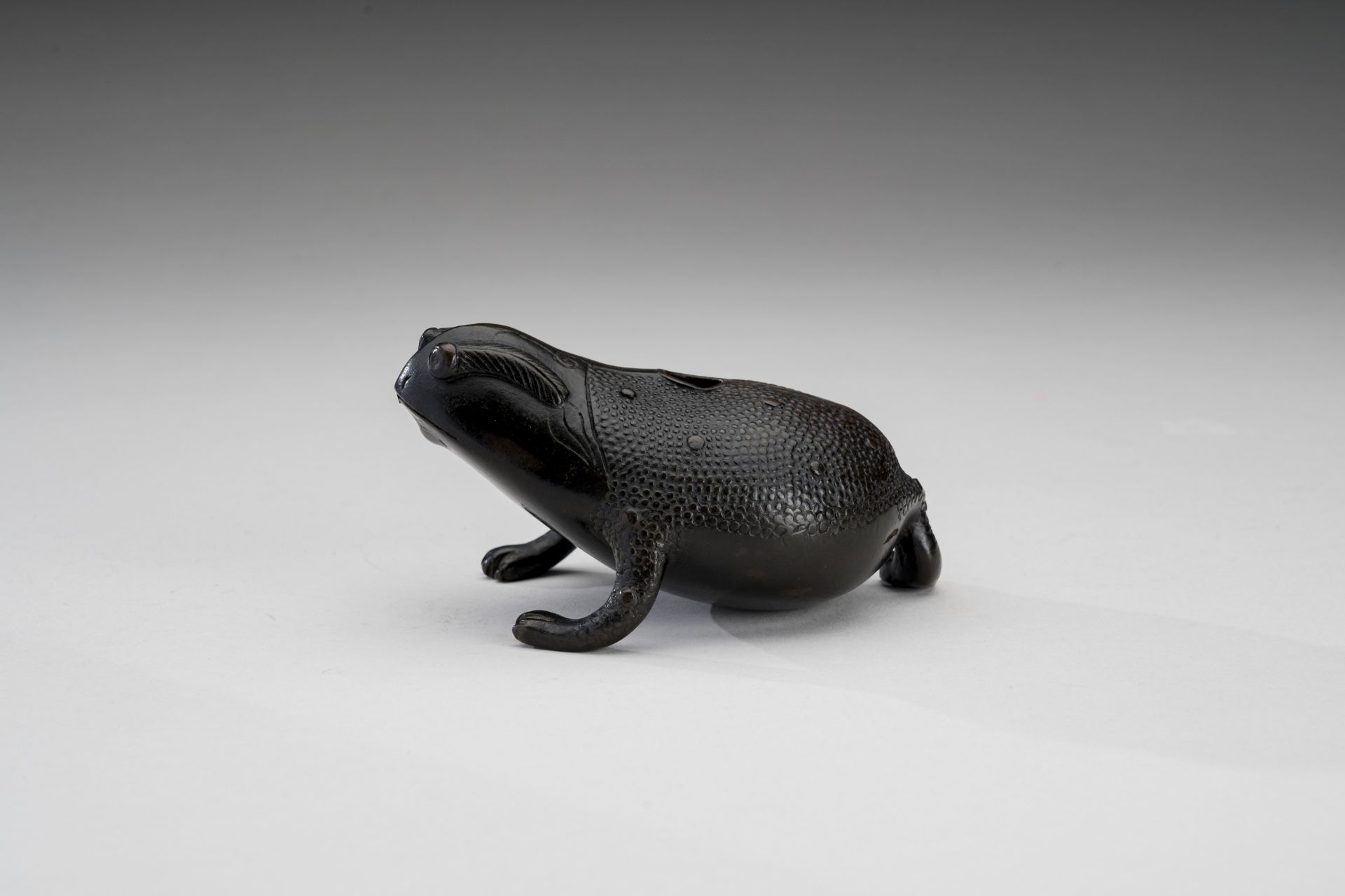 A BRONZE WATER DROPPER IN THE SHAPE OF GAMA SENNIN'S TOAD - Image 6 of 10