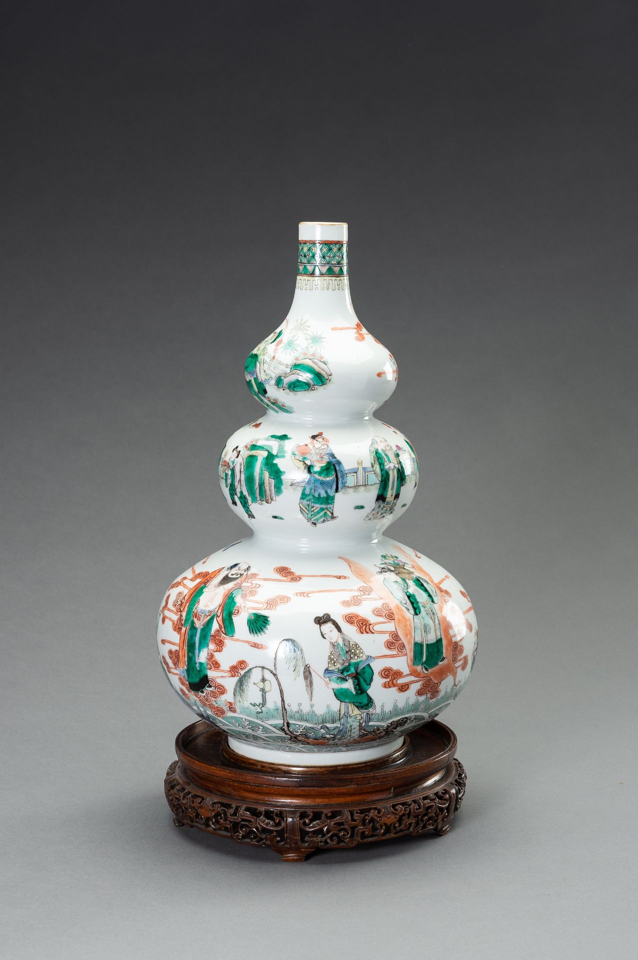 A LARGE FAMILLE VERTE TRIPLE-GOURD PORCELAIN VASE, QING - Image 8 of 12