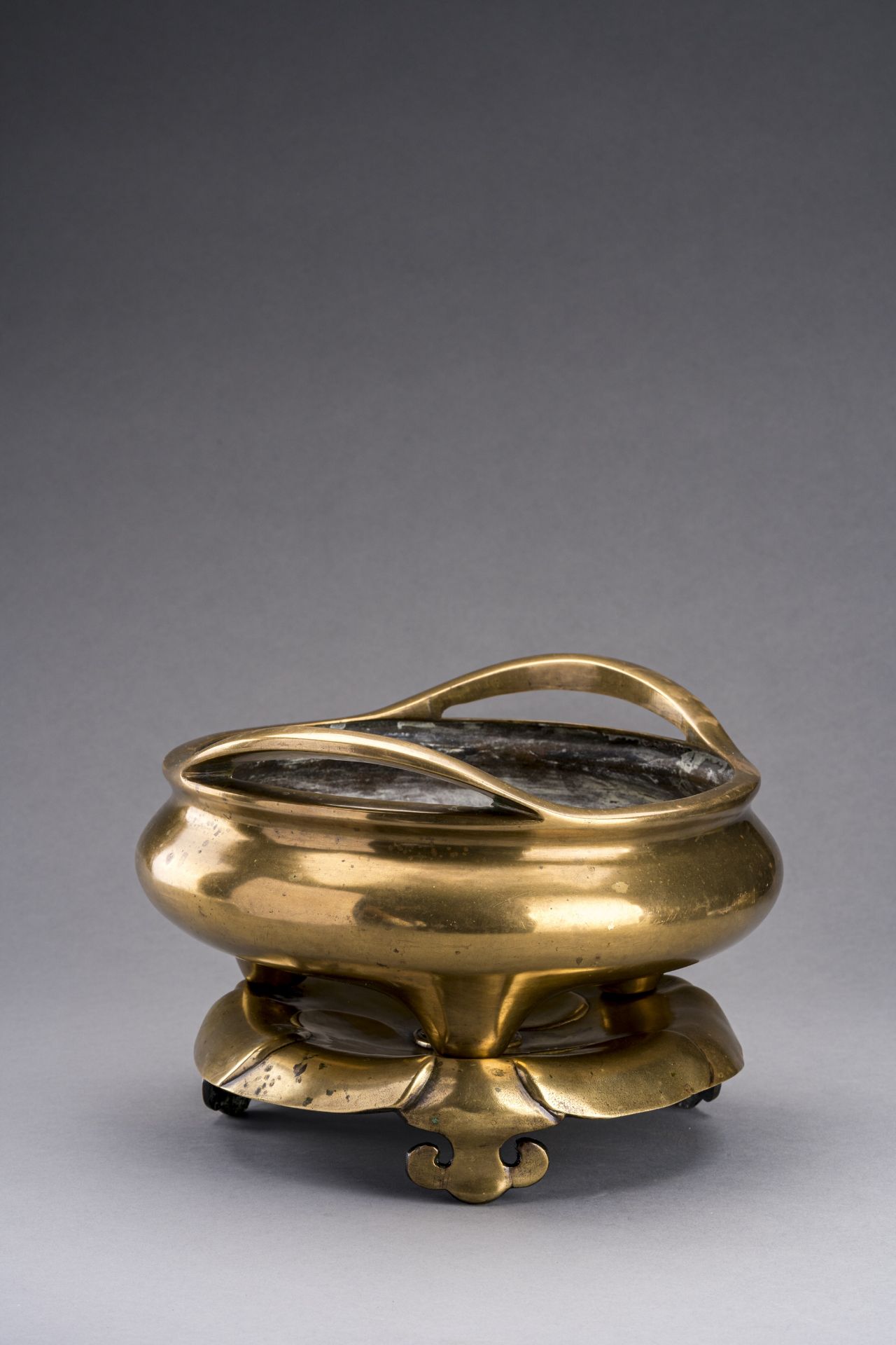 A LARGE GILT-BRONZE TRIPOD CENSER WITH MATCHING STAND, QING - Image 4 of 10