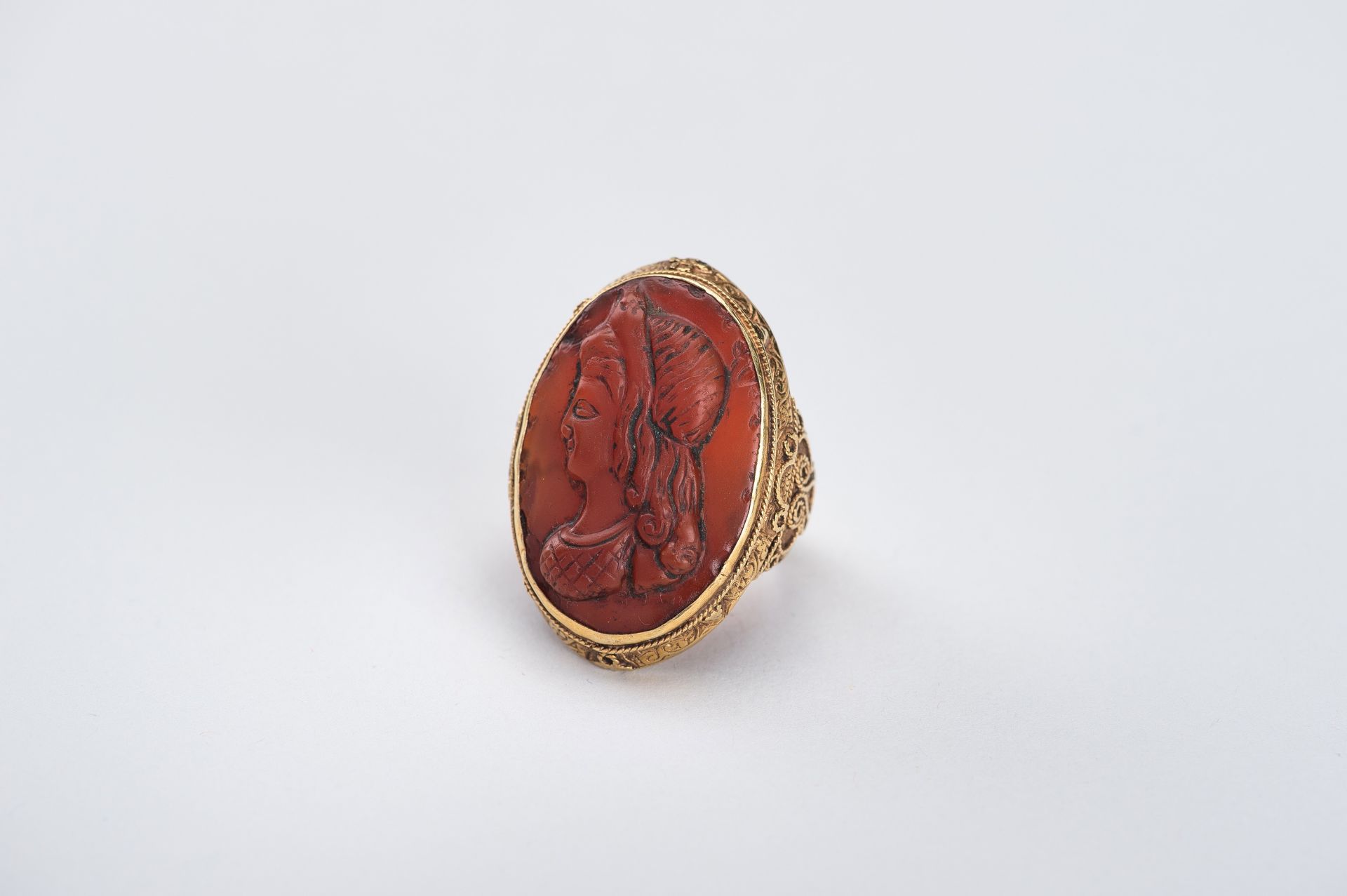 AN INDO-PERSIAN GOLD RING WITH CARNELIAN INTAGLIO - Image 3 of 10