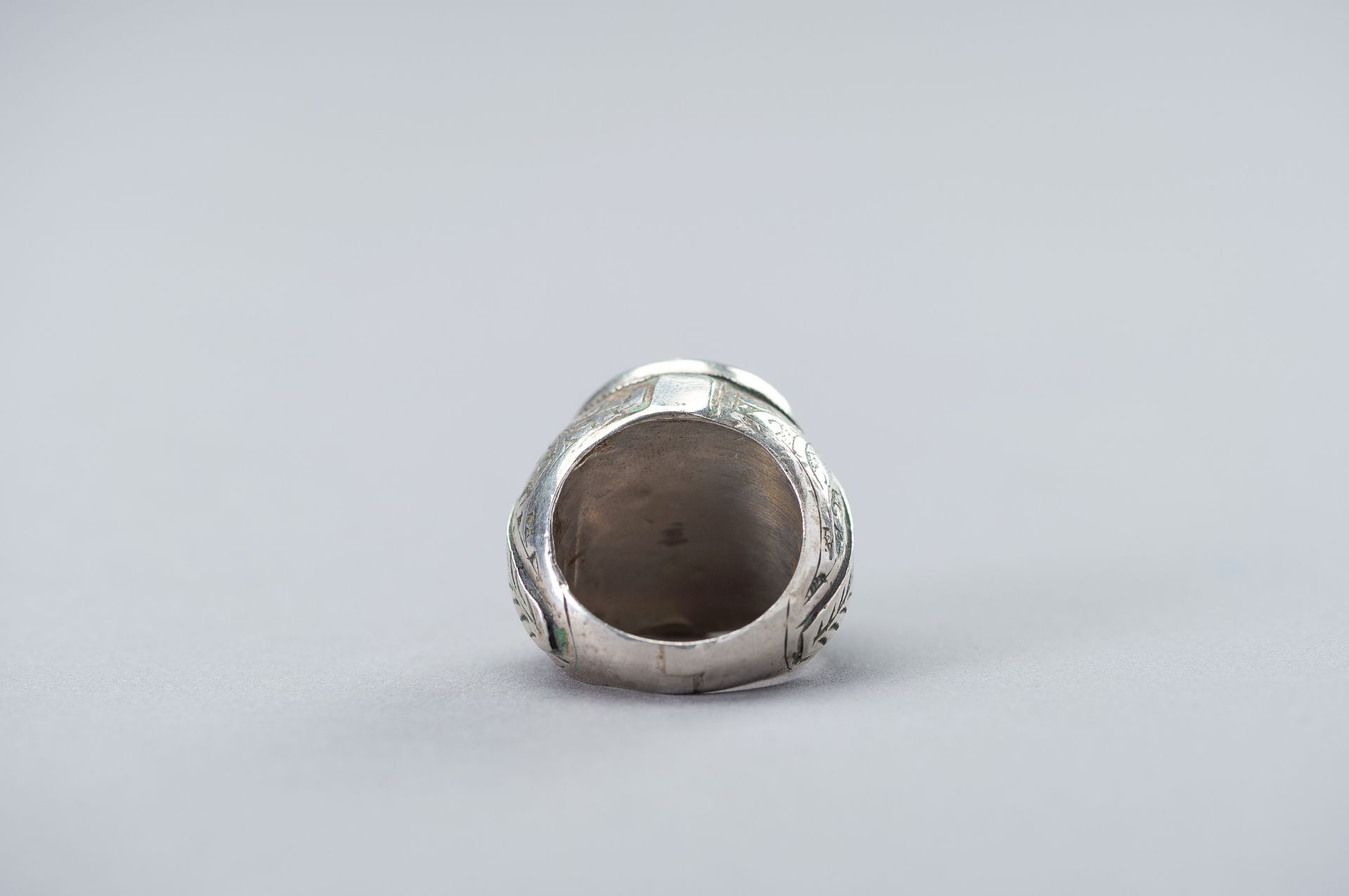 A PERSIAN SILVER RING WITH TURQUOISE MATRIX INTAGLIO, 19TH CENTURY - Image 9 of 9