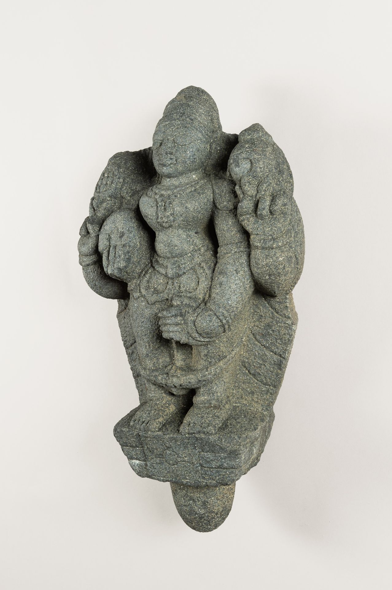 A LARGE INDIAN STONE STATUE OF A DEITY - Bild 3 aus 11