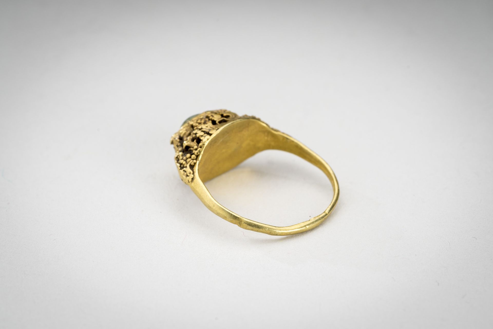 A BALINESE EMERALD-SET GOLD RING - Image 7 of 7