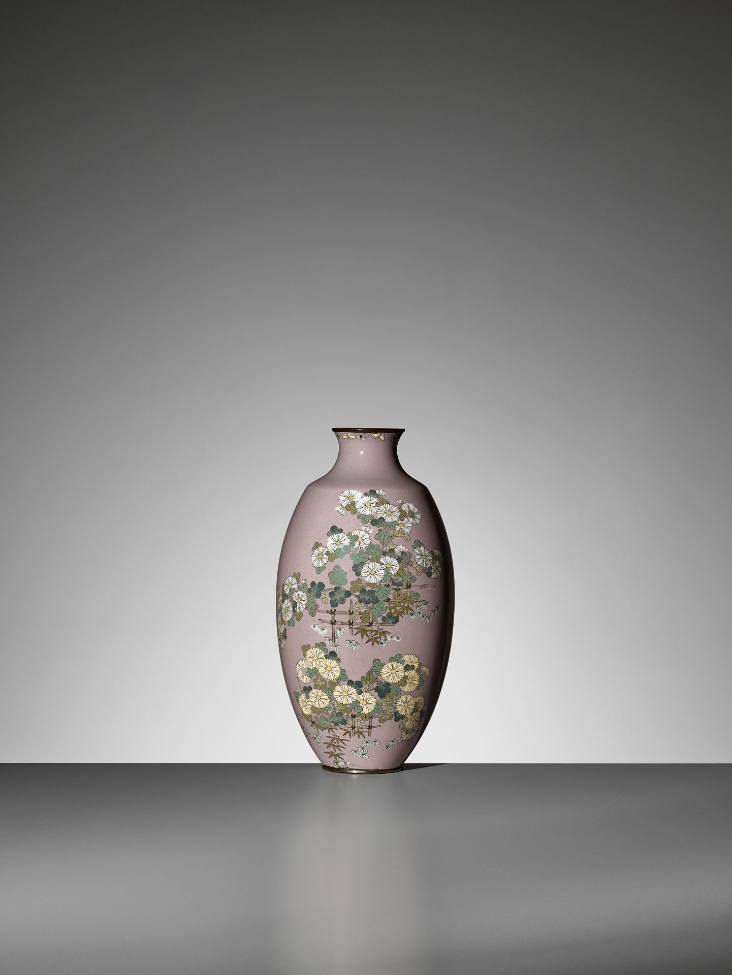 A CLOISONNE VASE WITH CHRYSANTHEMUMS - Bild 2 aus 10