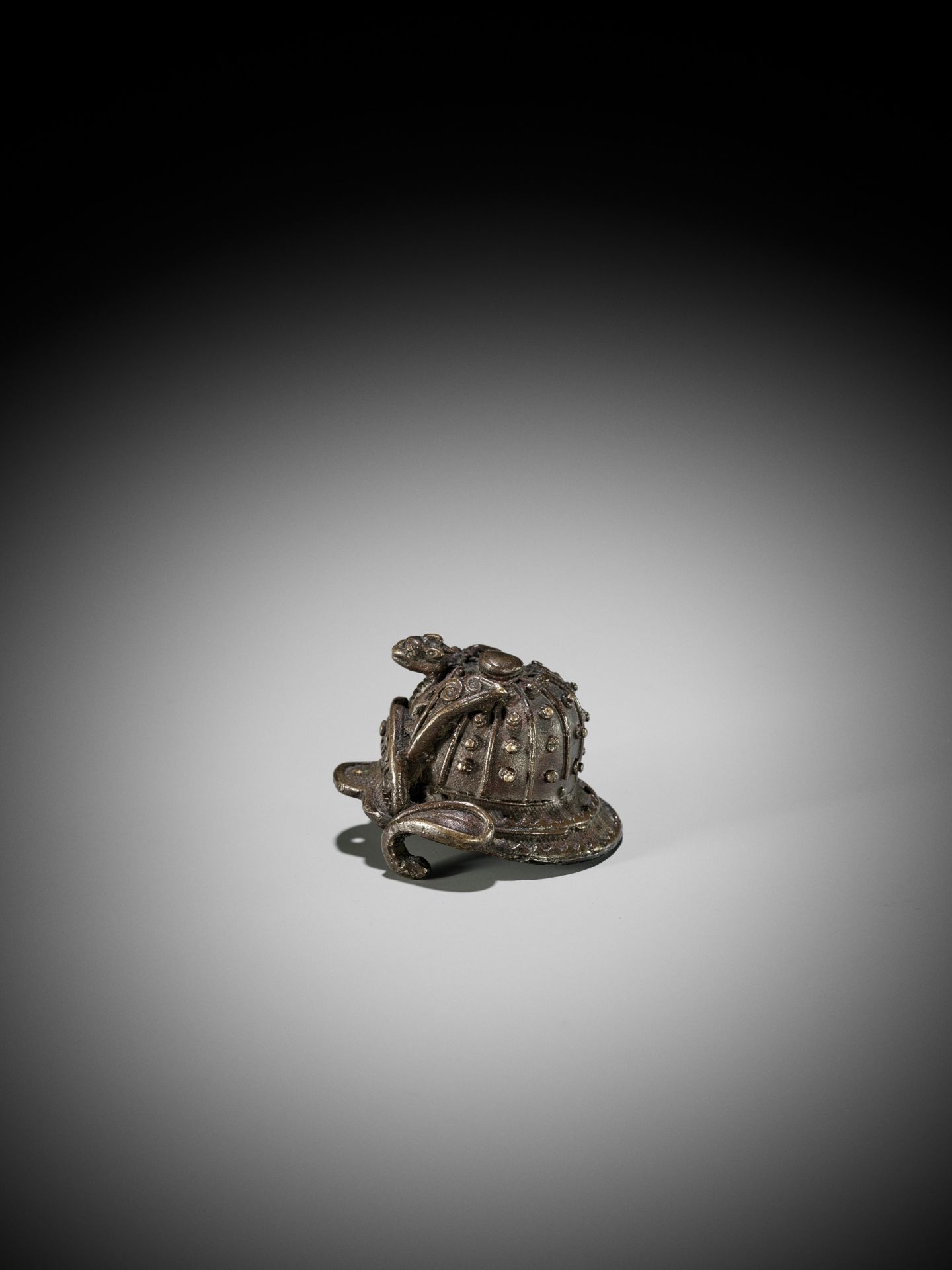 A MINIATURE BRONZE MODEL OF A KABUTO - Image 6 of 9