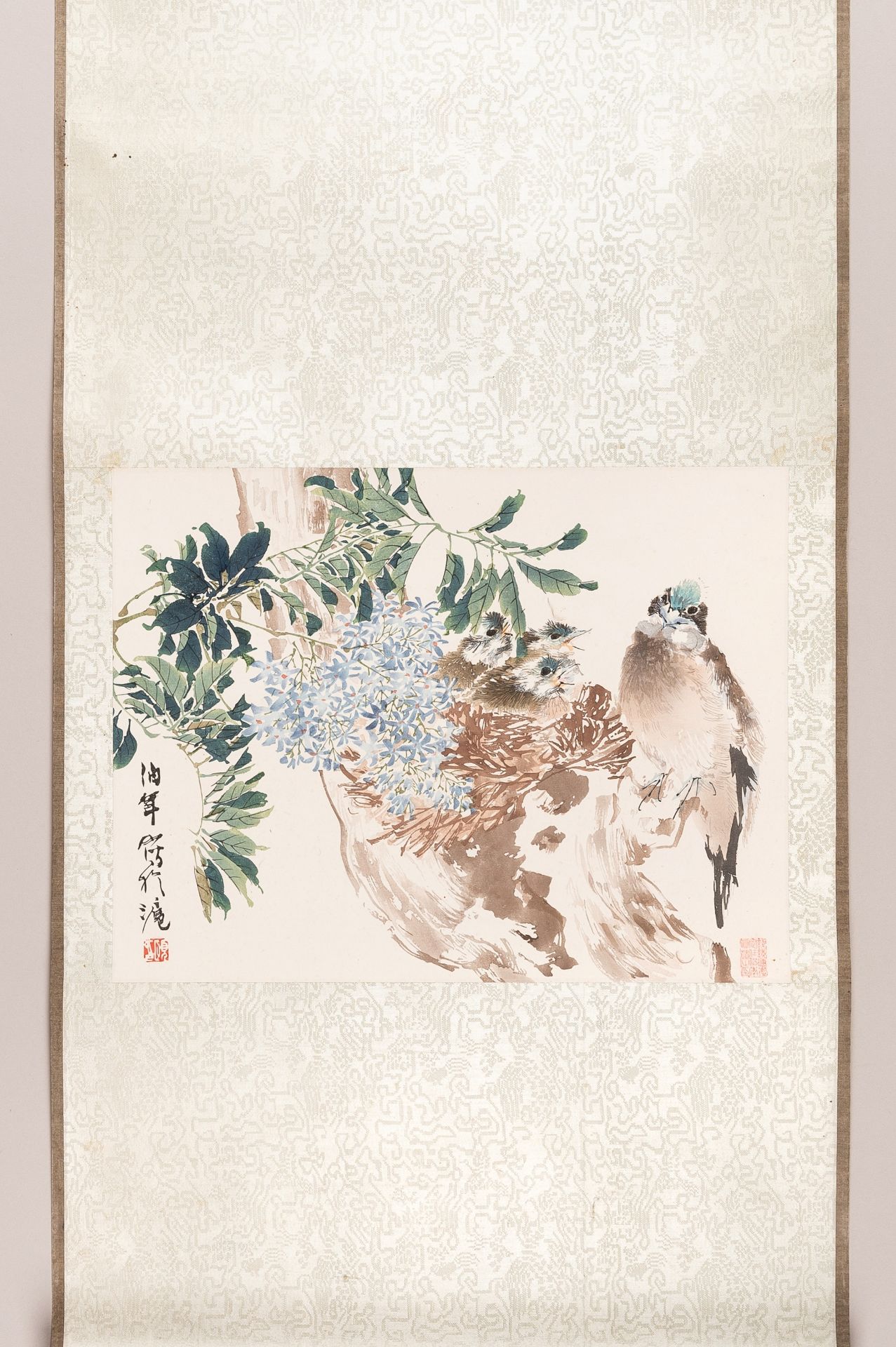 A SCROLL WITH PRINT AFTER REN YI 'BIRD WITH YOUNG' - Bild 2 aus 10