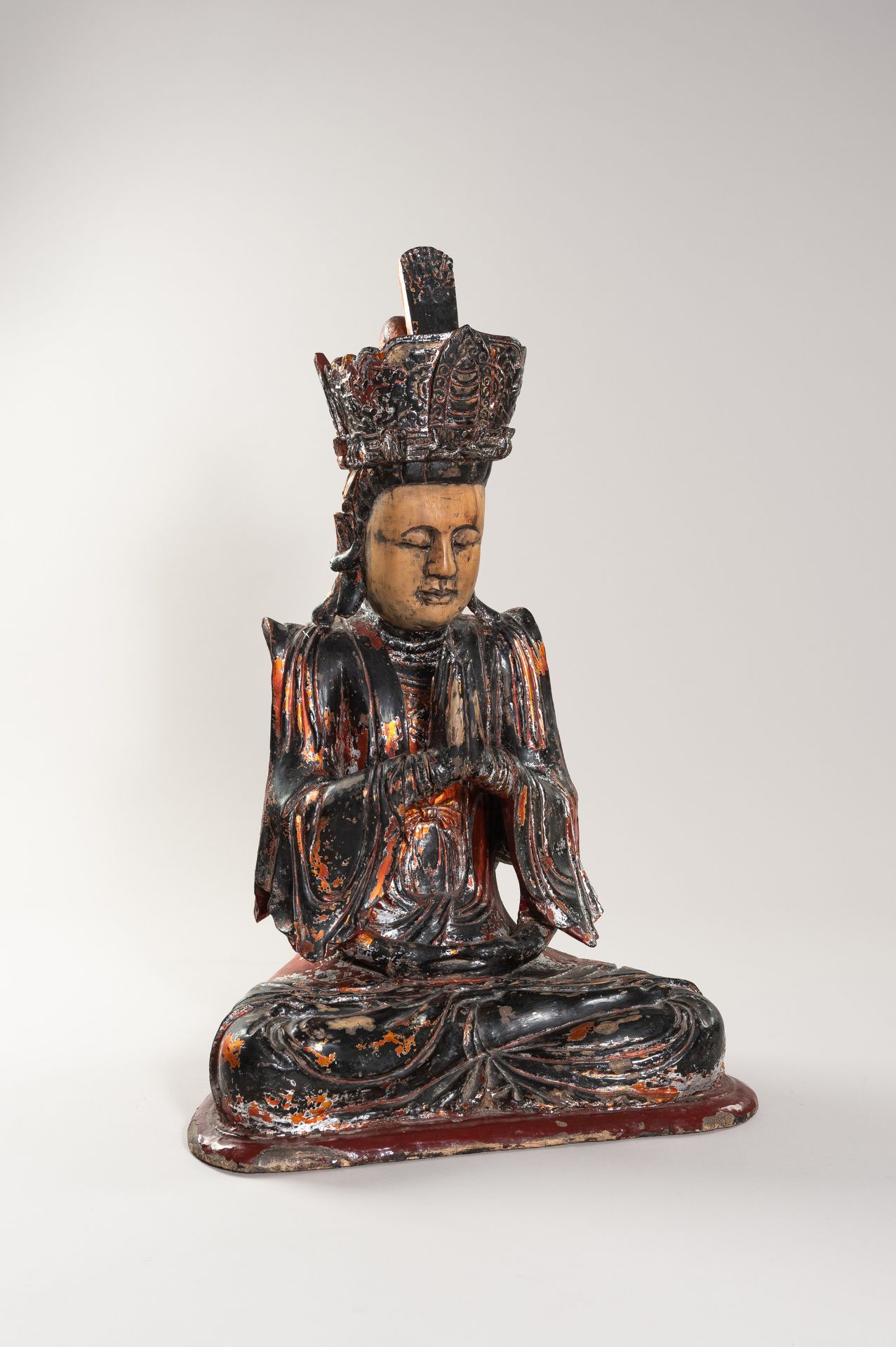 A VERY LARGE VIETNAMESE LACQUERED WOOD STATUE OF QUAN AM - Image 3 of 17