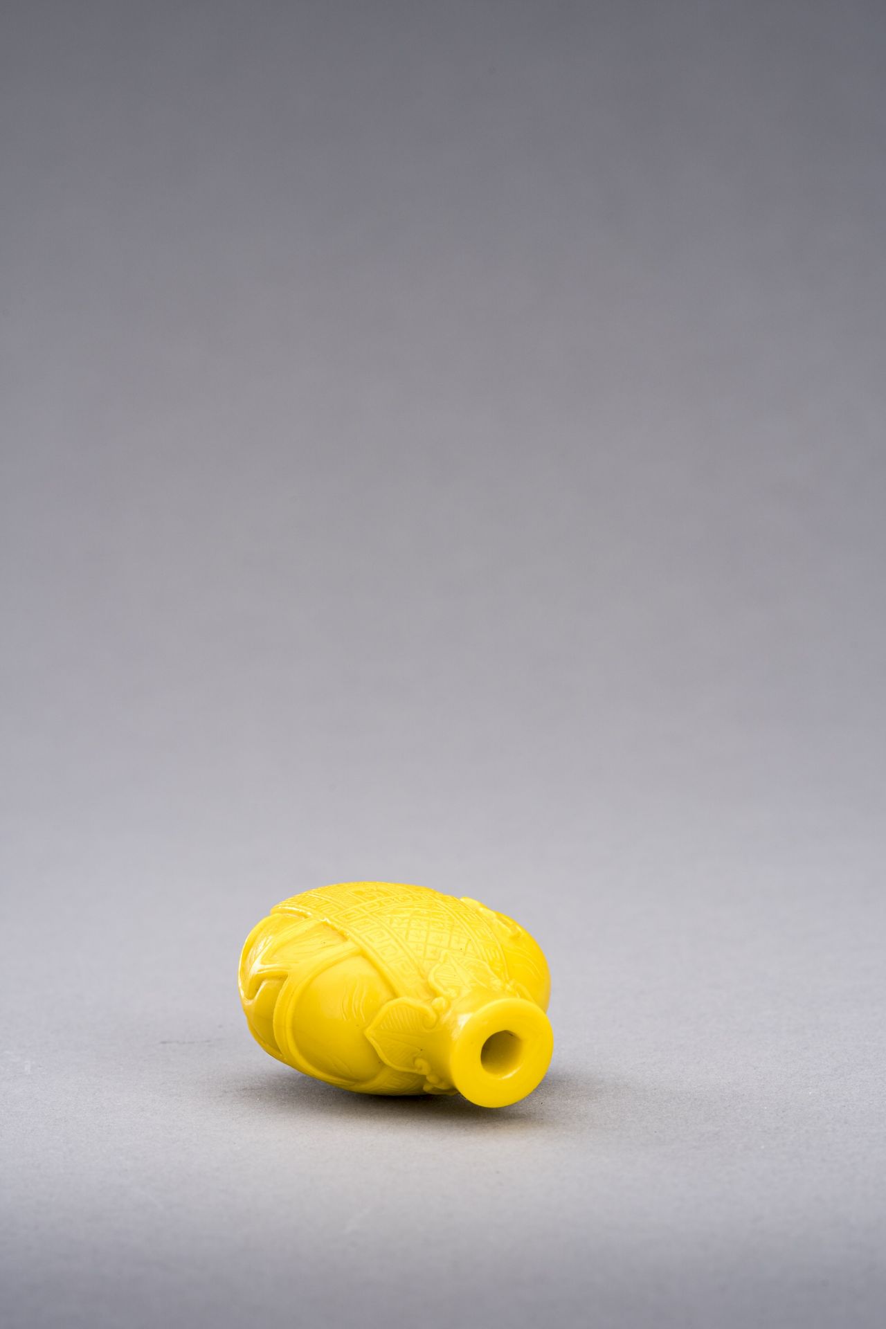 A YELLOW GLASS 'CAPARISONED ELEPHANT' SNUFF BOTTLE, c. 1920s - Image 5 of 6