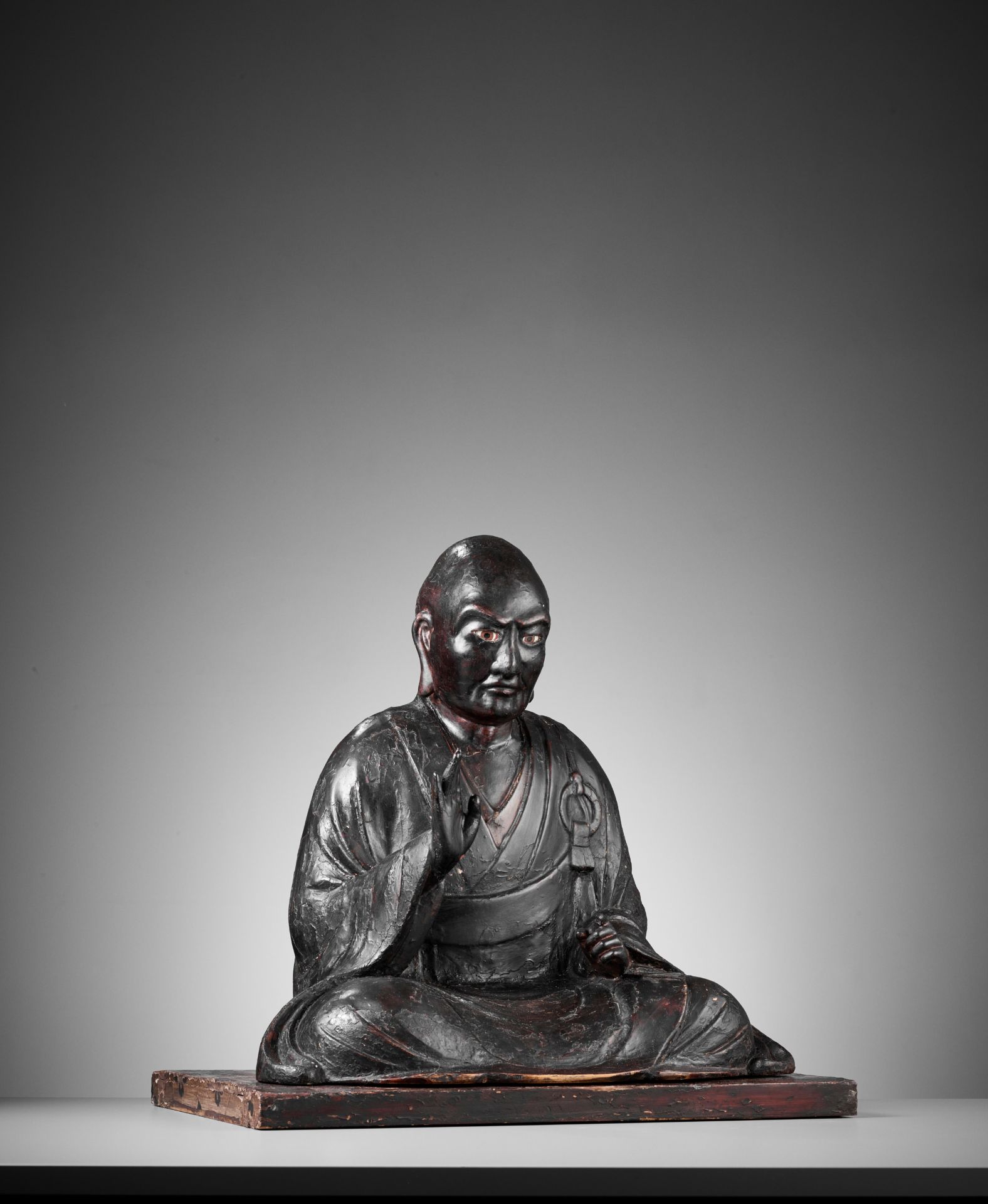 A LACQUERED WOOD FIGURE OF A SEATED BUDDHIST MONK - Bild 7 aus 9