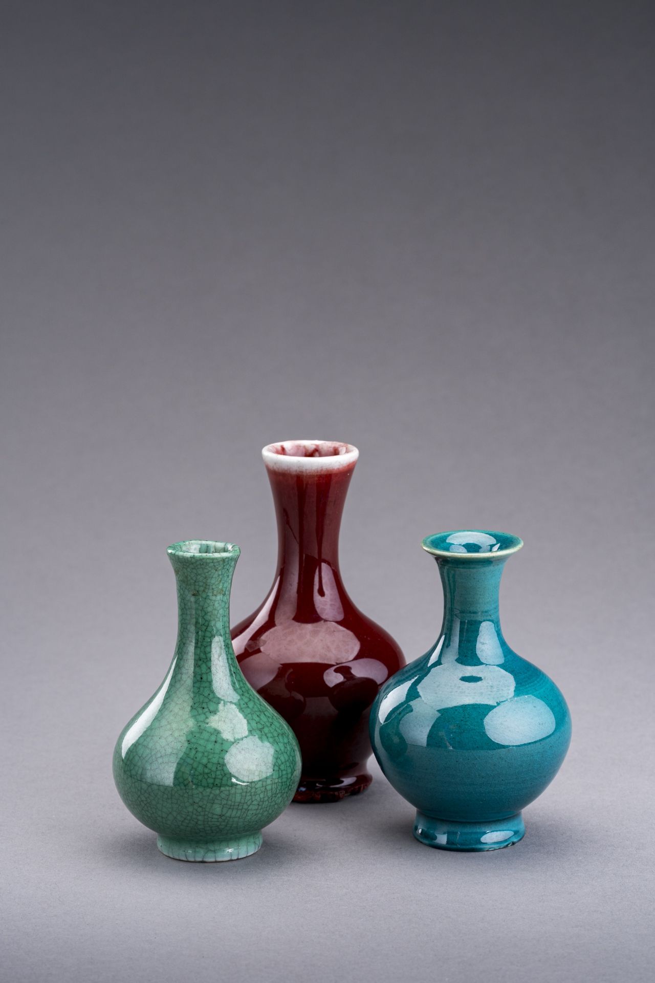 A GROUP OF THREE MINIATURE BOTTLE VASES, TIANQIUPING, c. 1920s - Bild 2 aus 7