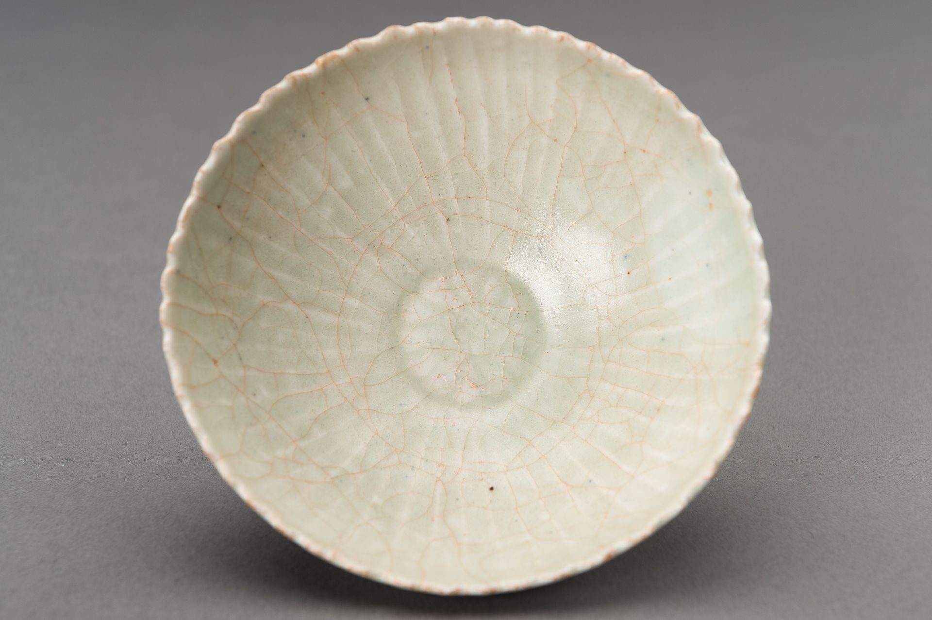 A YUAN STYLE QINGBAI GLAZED 'LOTUS' PORCELAIN BOWL - Bild 3 aus 10