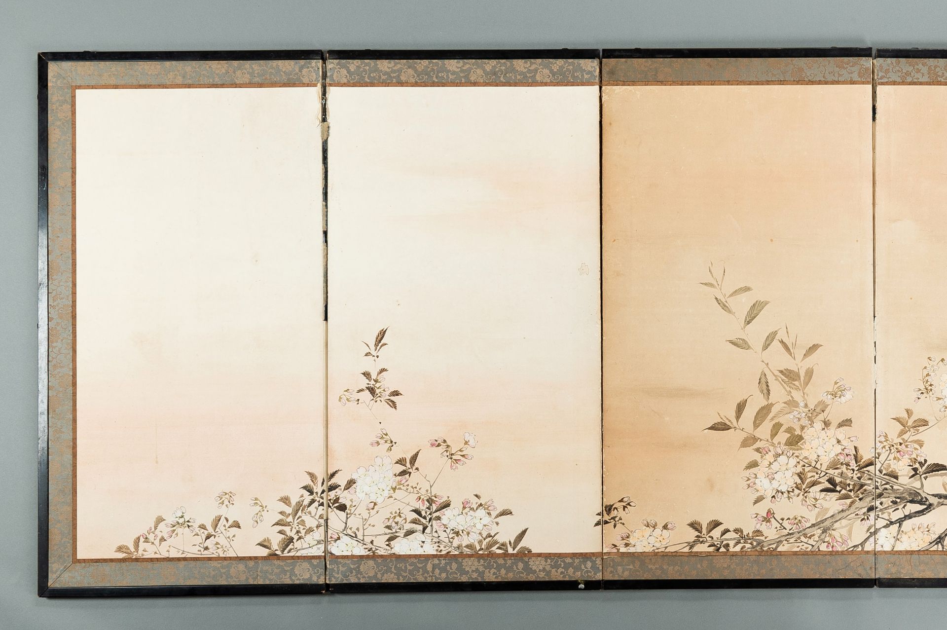 A SIX-PANEL FOLDING SCREEN WITH PRUNUS TREE - Bild 2 aus 11