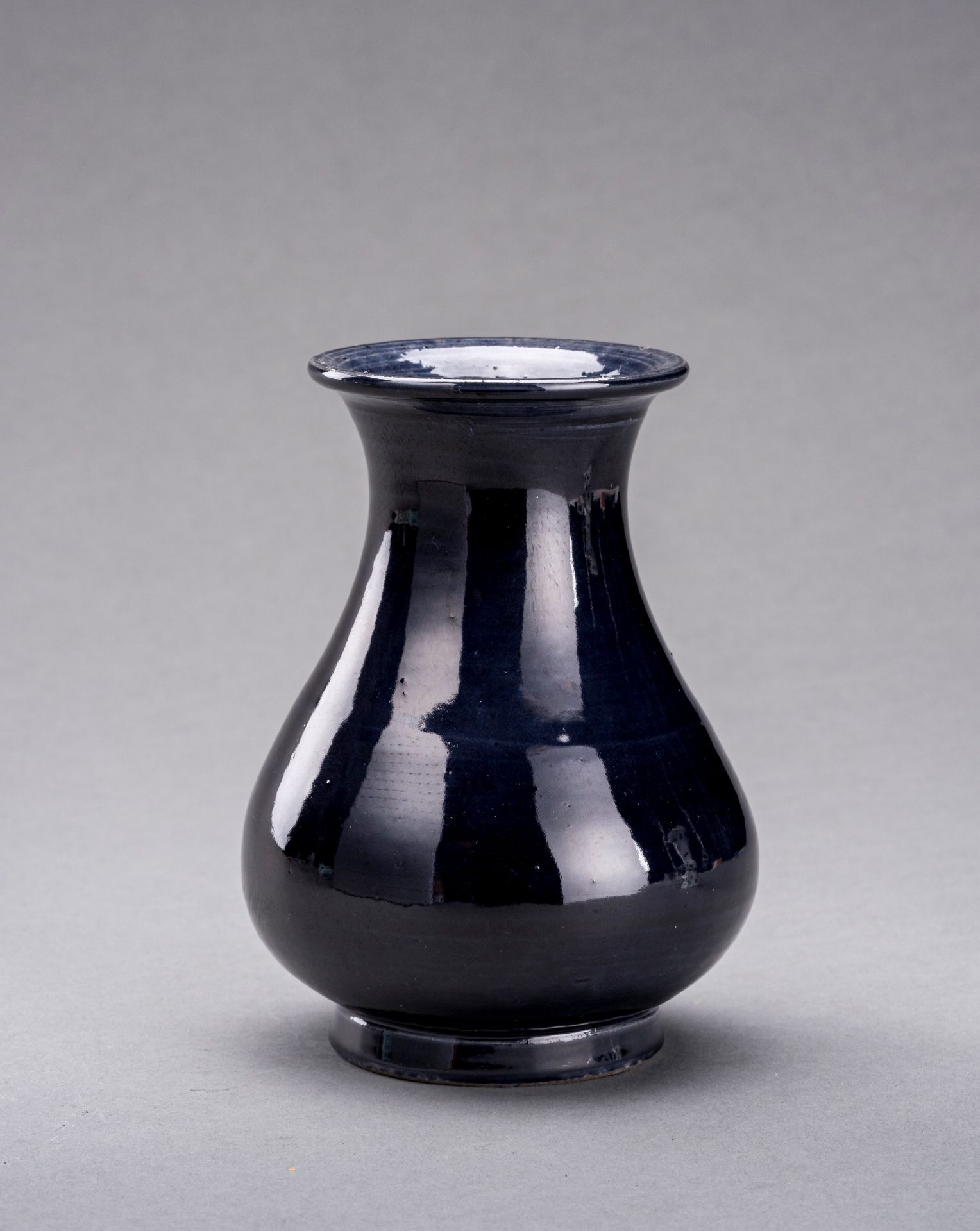 AN AUBERGINE GLAZED BOTTLE VASE, QING DYNASTY