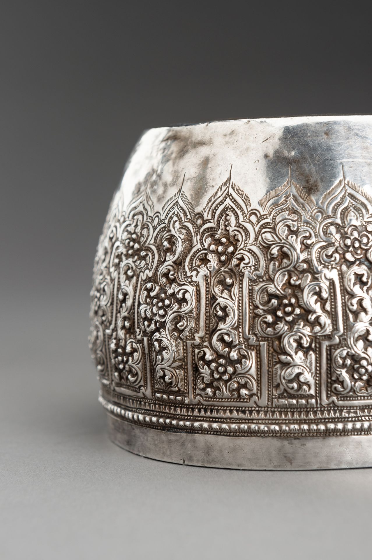 AN EMBOSSED BURMESE SILVER BOWL WITH FLORAL RELIEF - Image 3 of 13