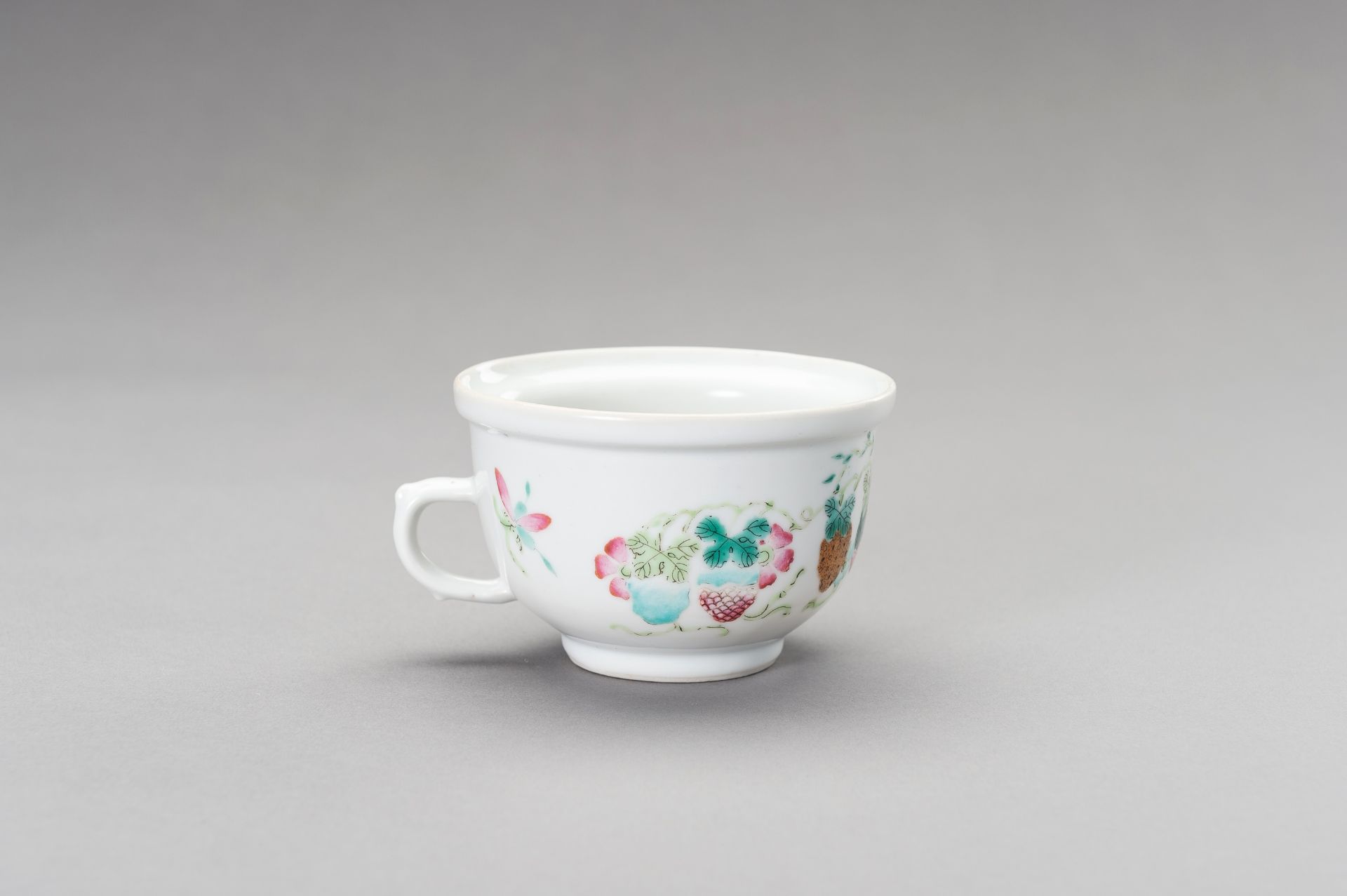 A FAMILLE VERTE 'GOLDFISH' CUP, 20TH CENTURY - Image 10 of 11