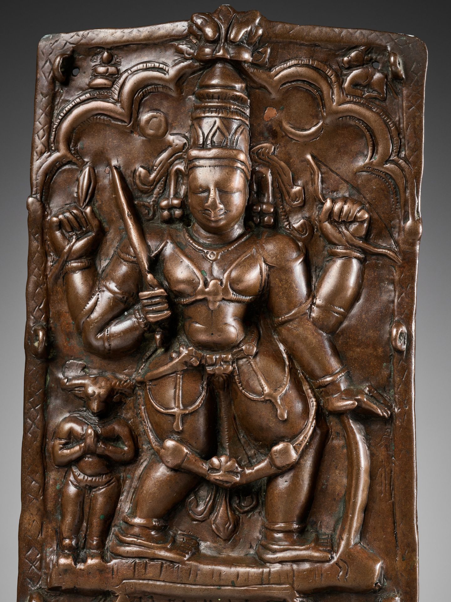 A CEREMONIAL COPPER SHIELD DEPICTING VIRABHADRA, 17TH-18TH CENTURY - Bild 2 aus 9