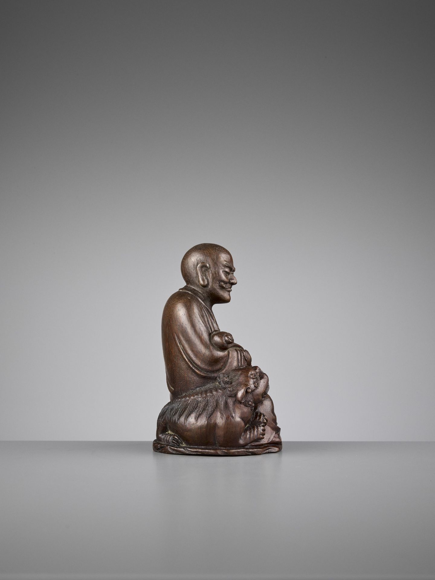 A BAMBOO FIGURE OF A LUOHAN AND BUDDHIST LION, QING - Image 7 of 10