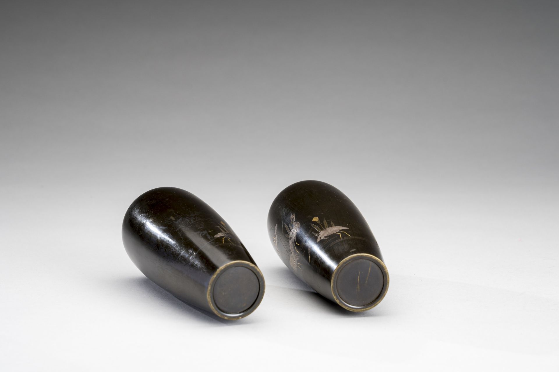 A PAIR OF INLAID BRONZE VASES WITH EGRETS, MEIJI - Image 9 of 9