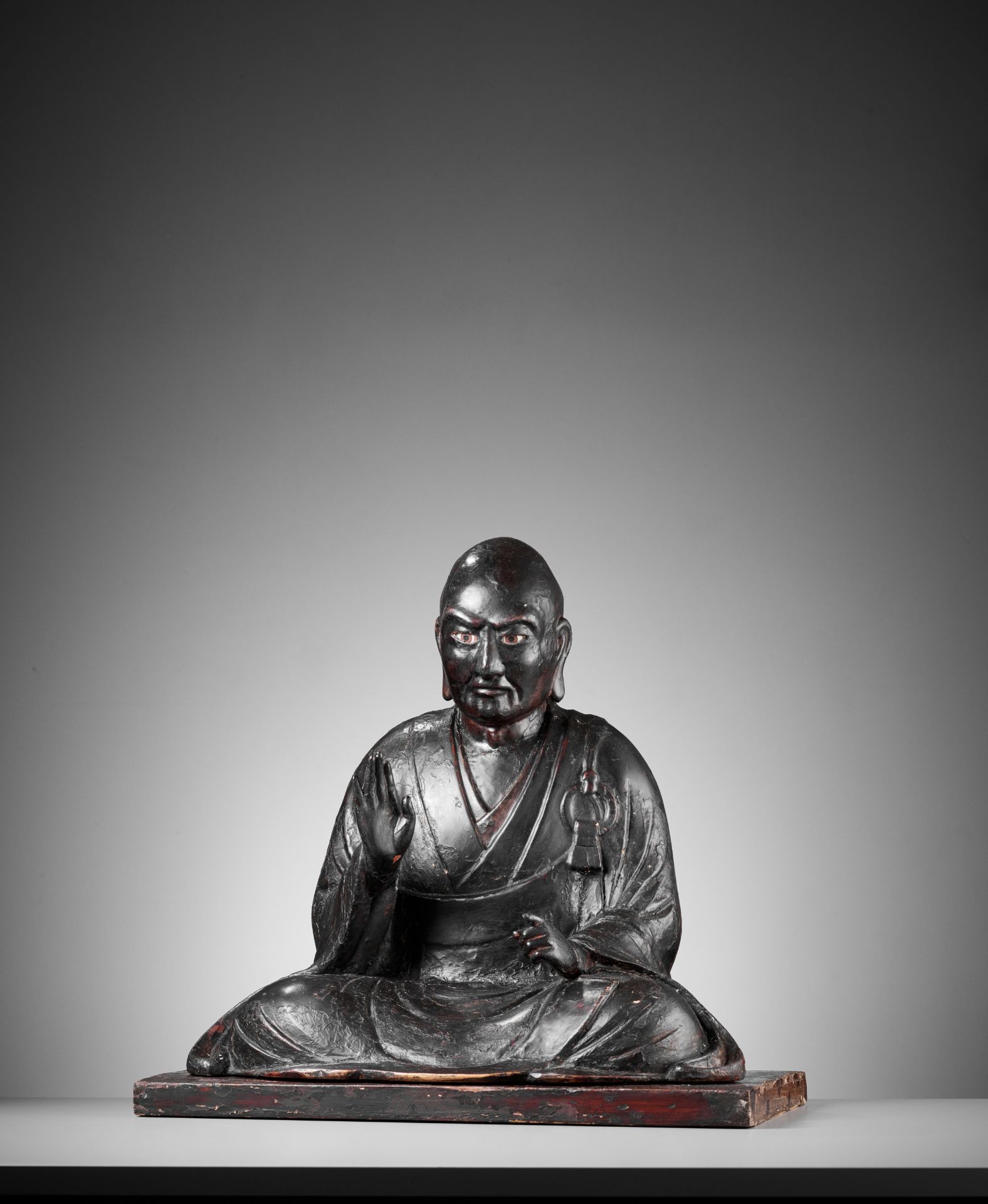 A LACQUERED WOOD FIGURE OF A SEATED BUDDHIST MONK - Bild 2 aus 9