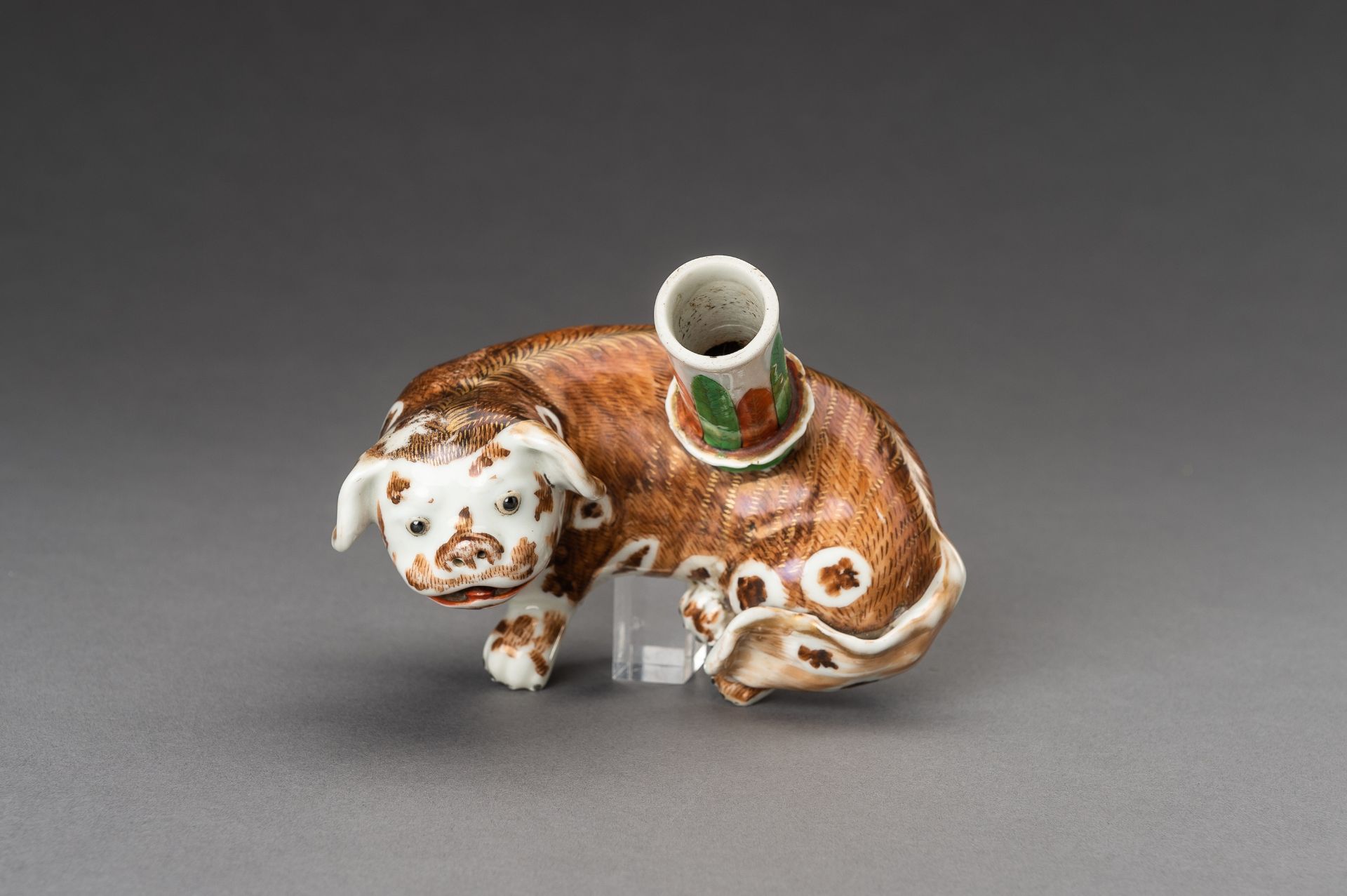 A CANTON 'PUG DOG' EXPORT PORCELAIN CANDLE STICK, QING - Bild 10 aus 12