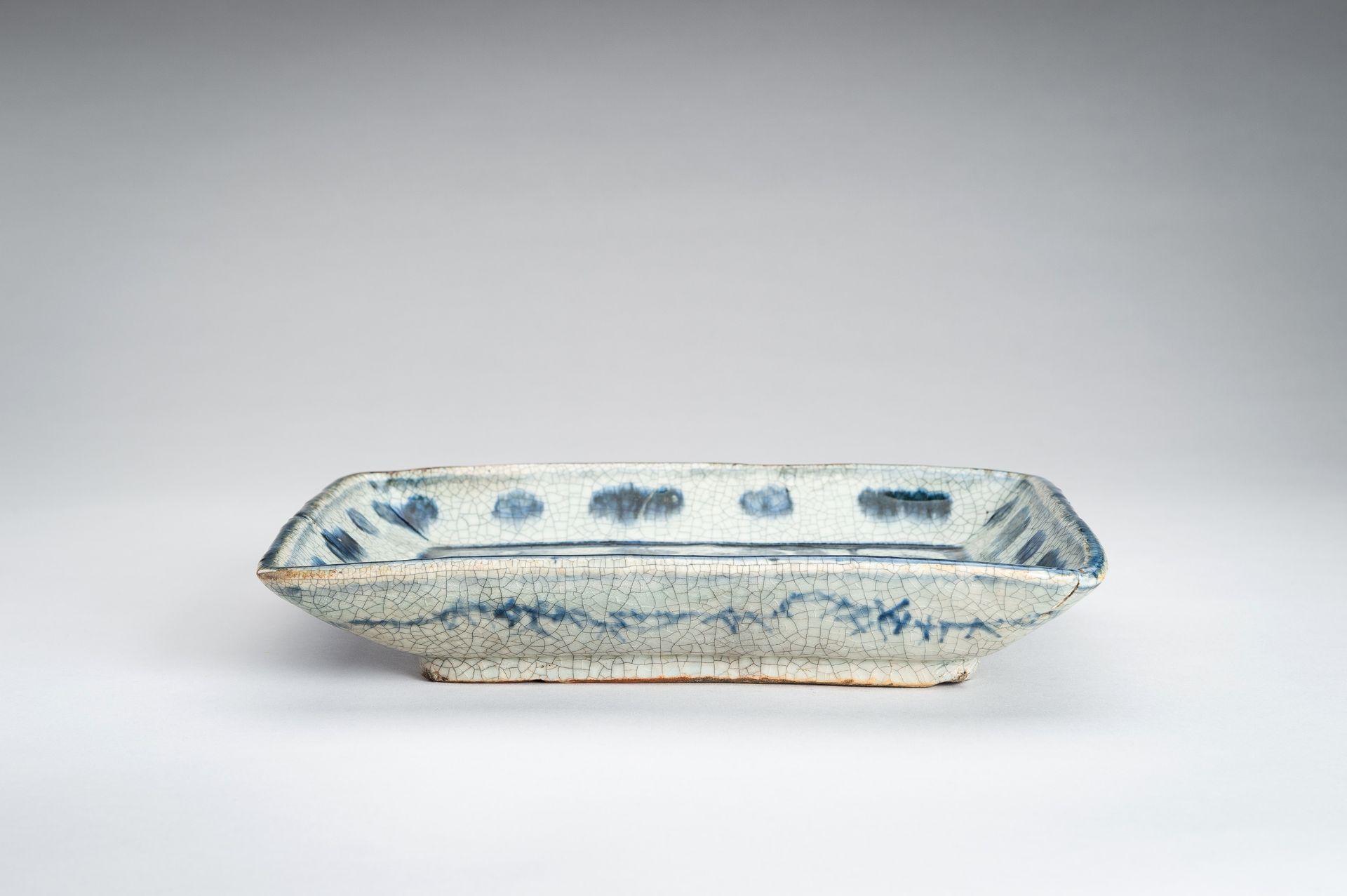 AN UNDERGLAZE BLUE PORCELAIN TRAY WITH DEER, EDO - Bild 8 aus 11