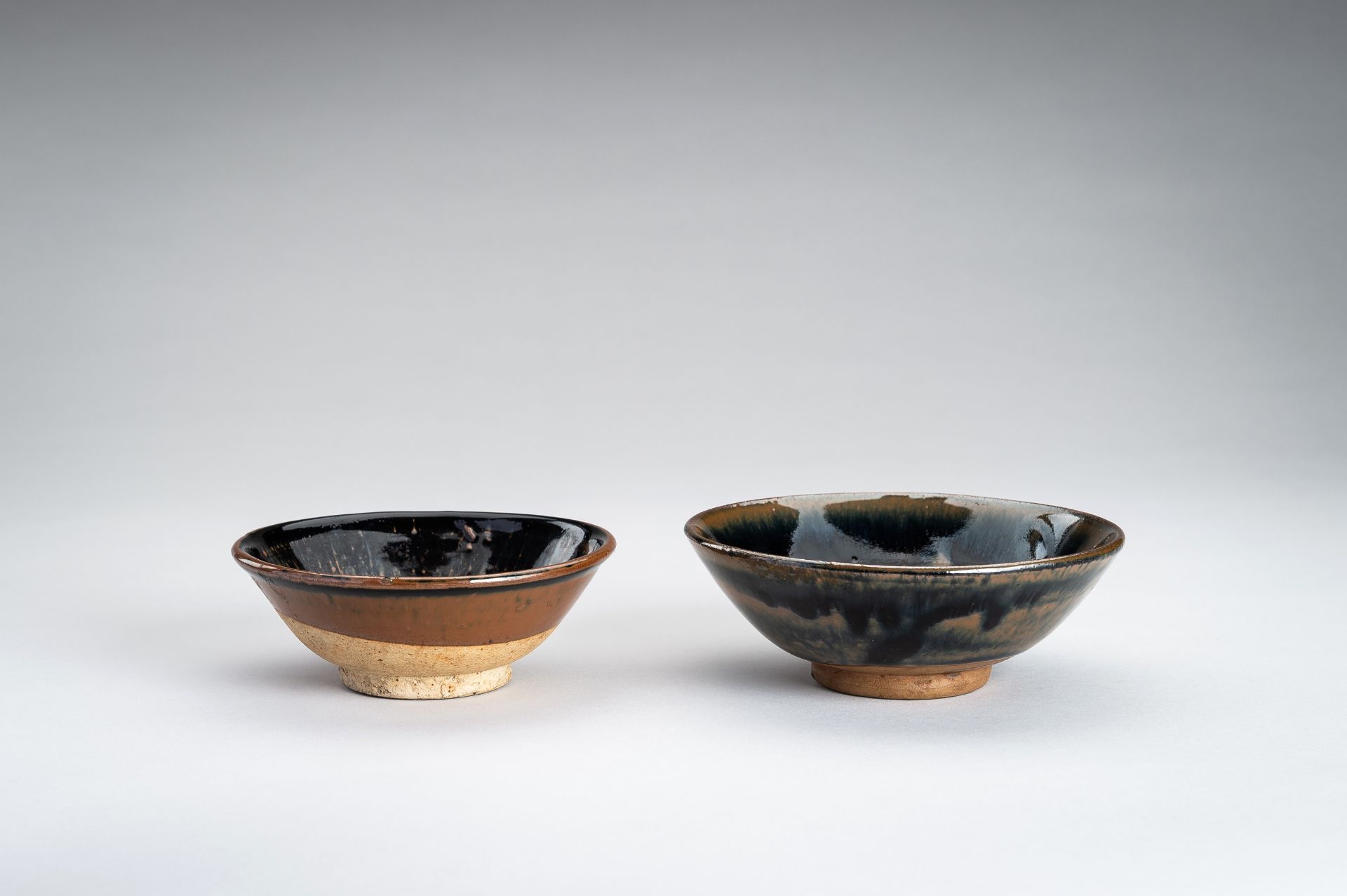 A LOT WITH TWO SONG STYLE BLACK AND BROWN GLAZED BOWLS - Bild 9 aus 13