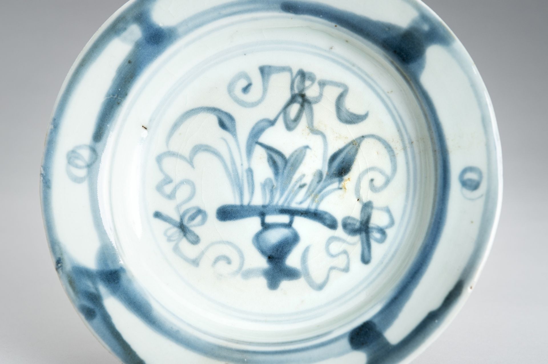 A LOT WITH THREE BLUE AND WHITE PORCELAIN DISHES, EDO - Image 13 of 17