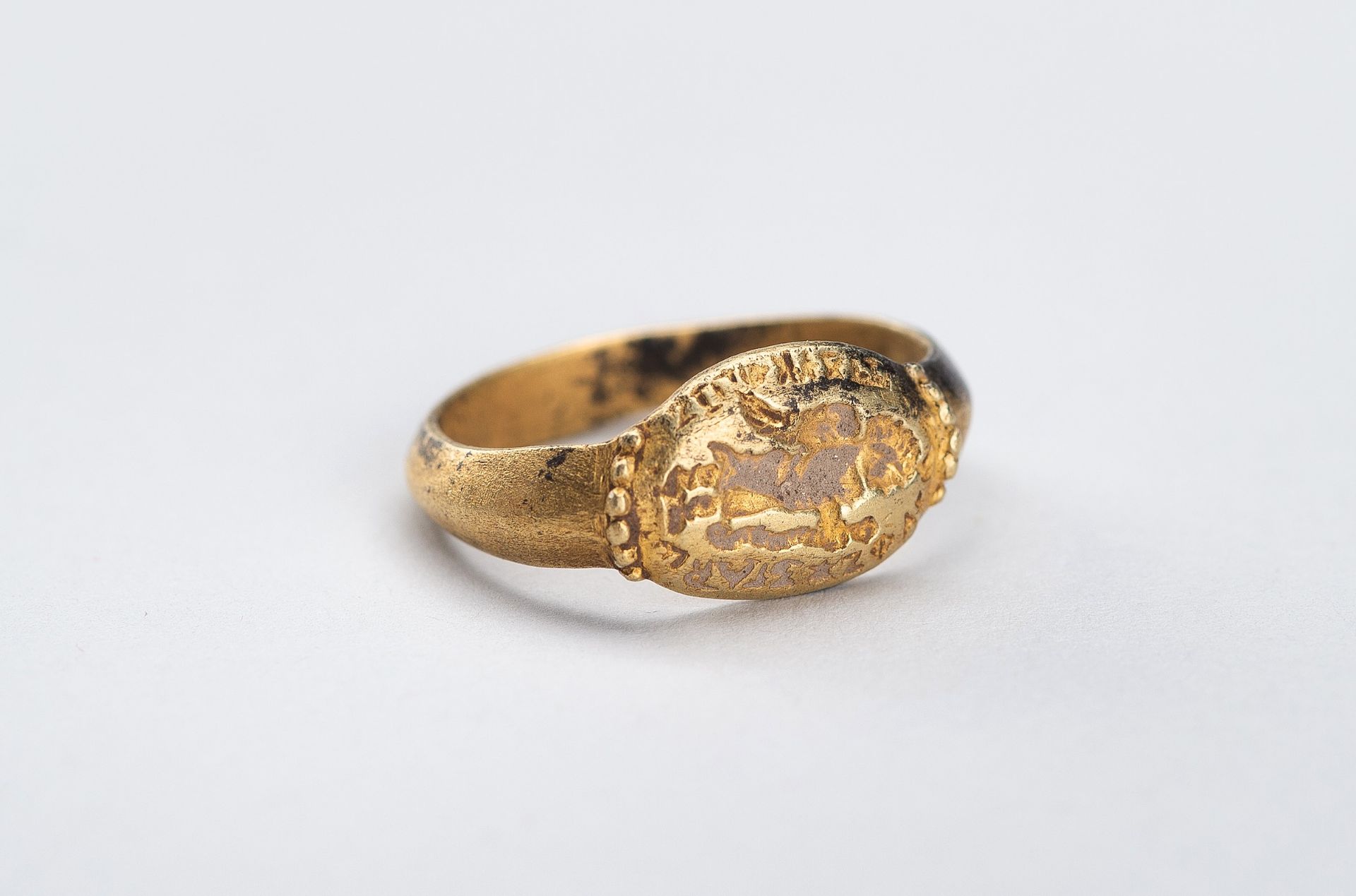 AN ANCIENT BACTRIAN GOLD SEAL RING