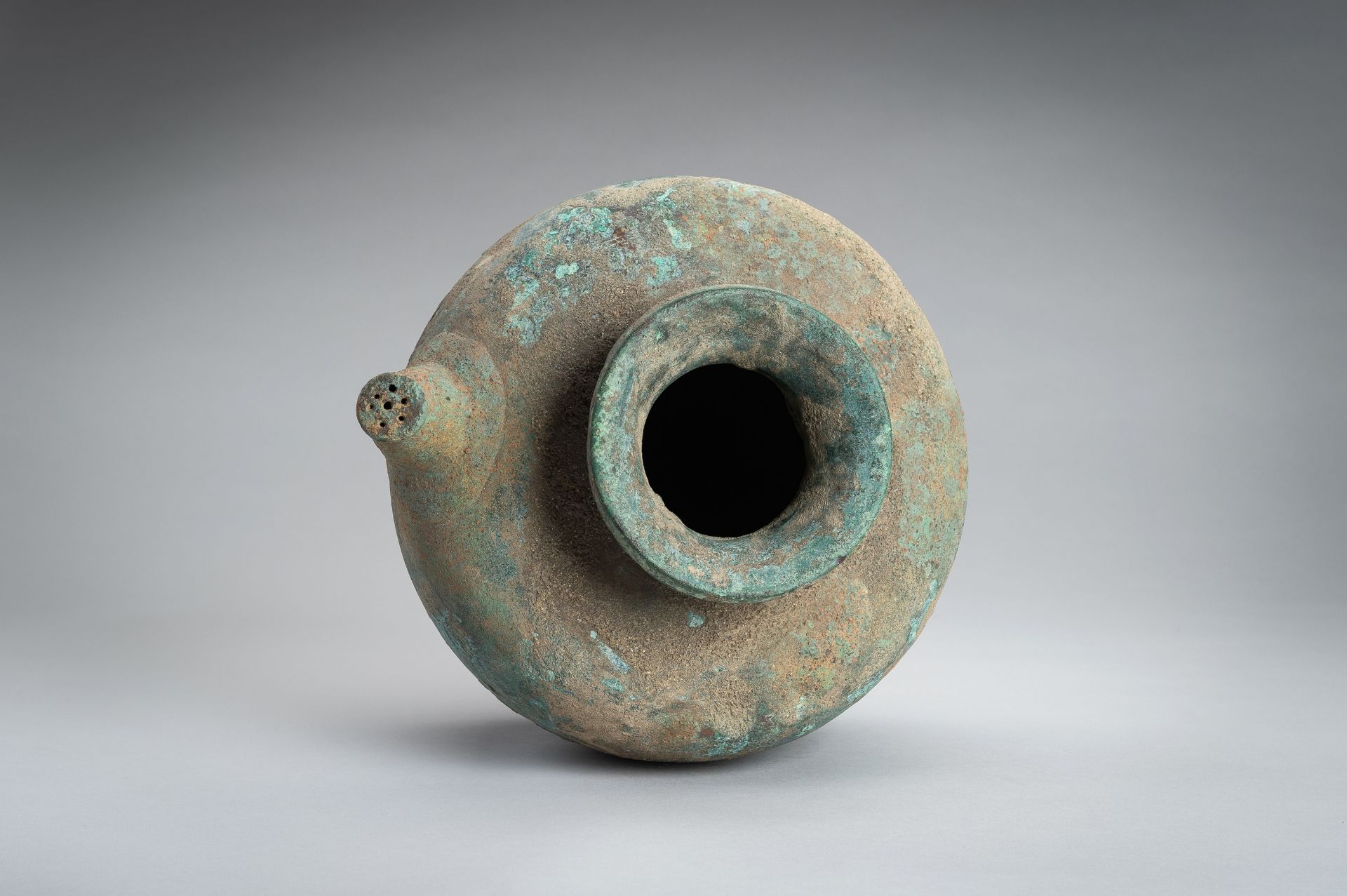 A HAN STYLE BRONZE POURING VESSEL - Bild 12 aus 14