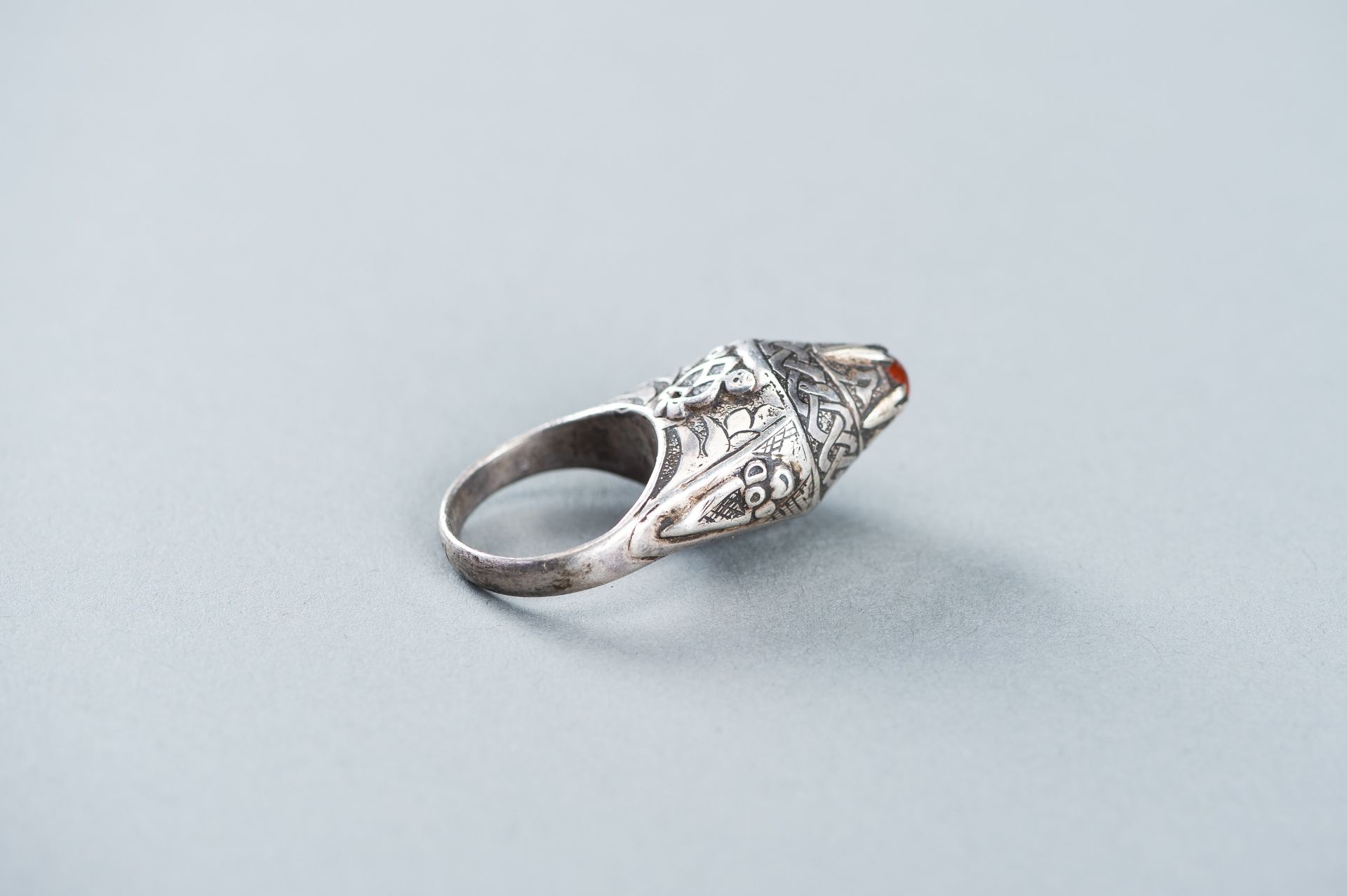 AN AGATE INSET PERSIAN SILVER RING - Image 8 of 10
