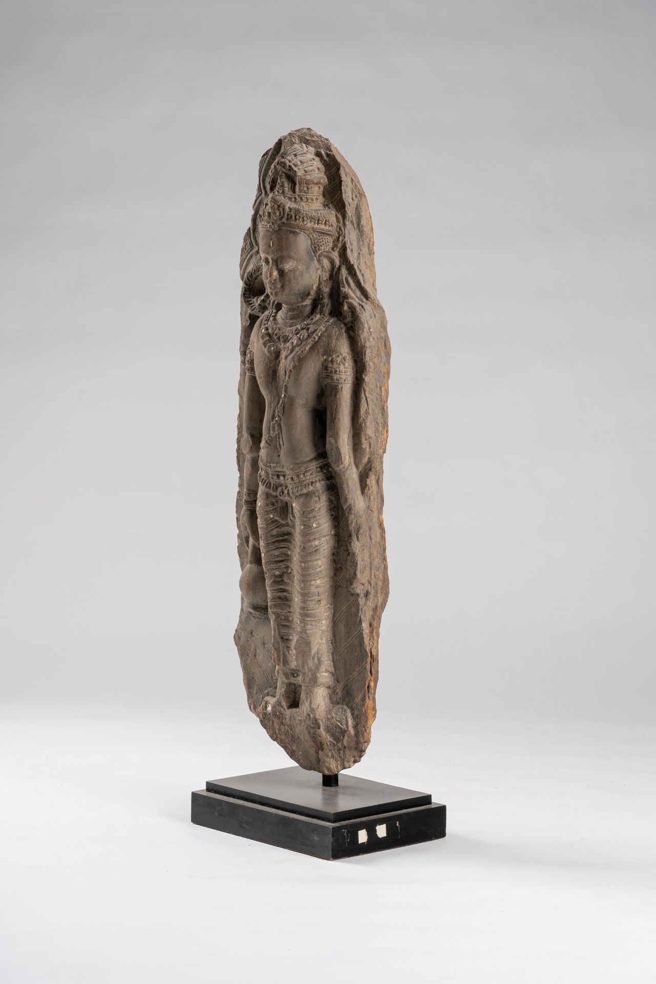 A SANDSTONE STATUE OF AVALOKITESHVARA - Image 4 of 7