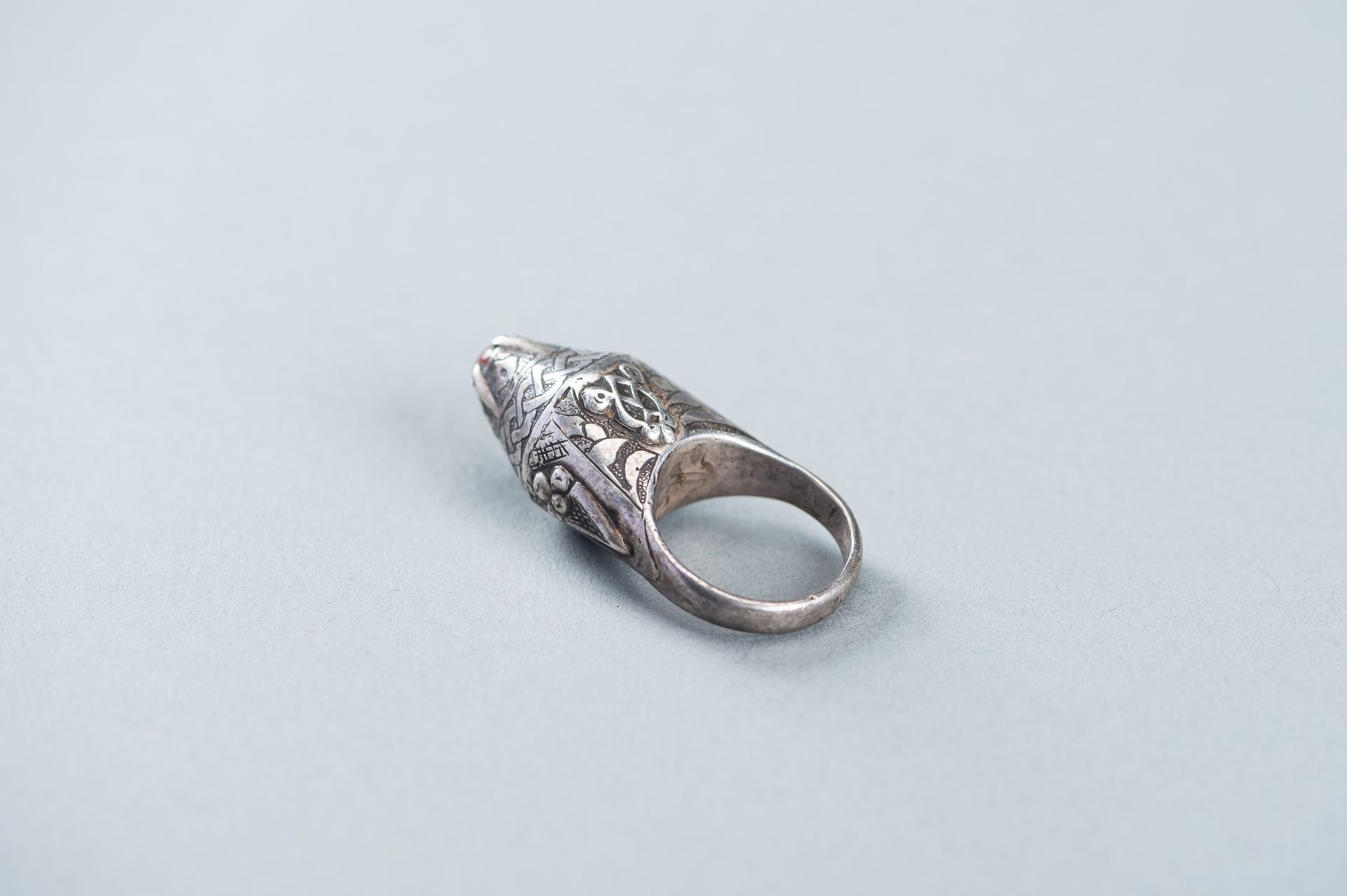 AN AGATE INSET PERSIAN SILVER RING - Image 9 of 10