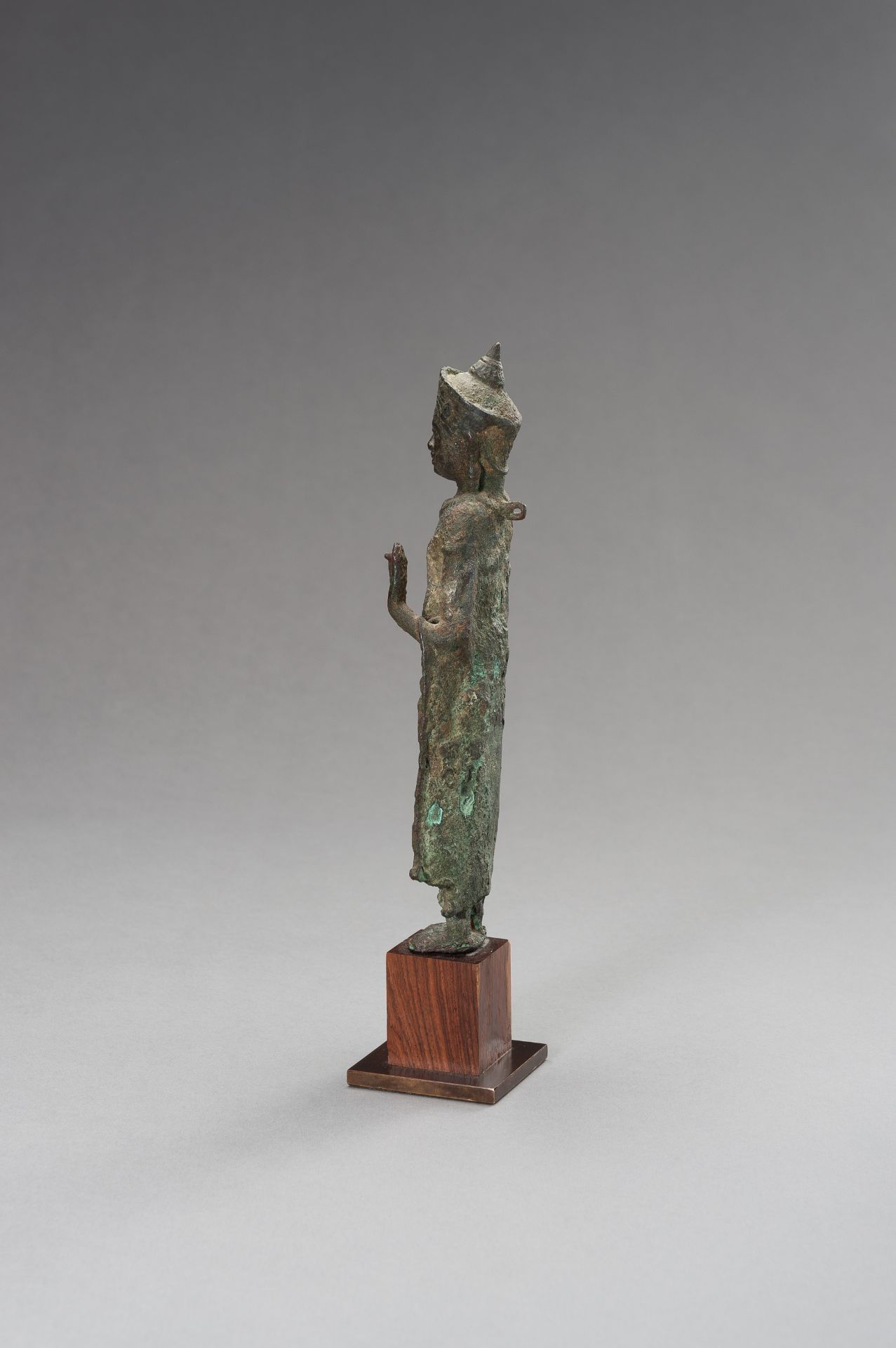 A KHMER BRONZE FIGURE OF A CROWNED BUDDHA, 13TH CENTURY - Image 6 of 12